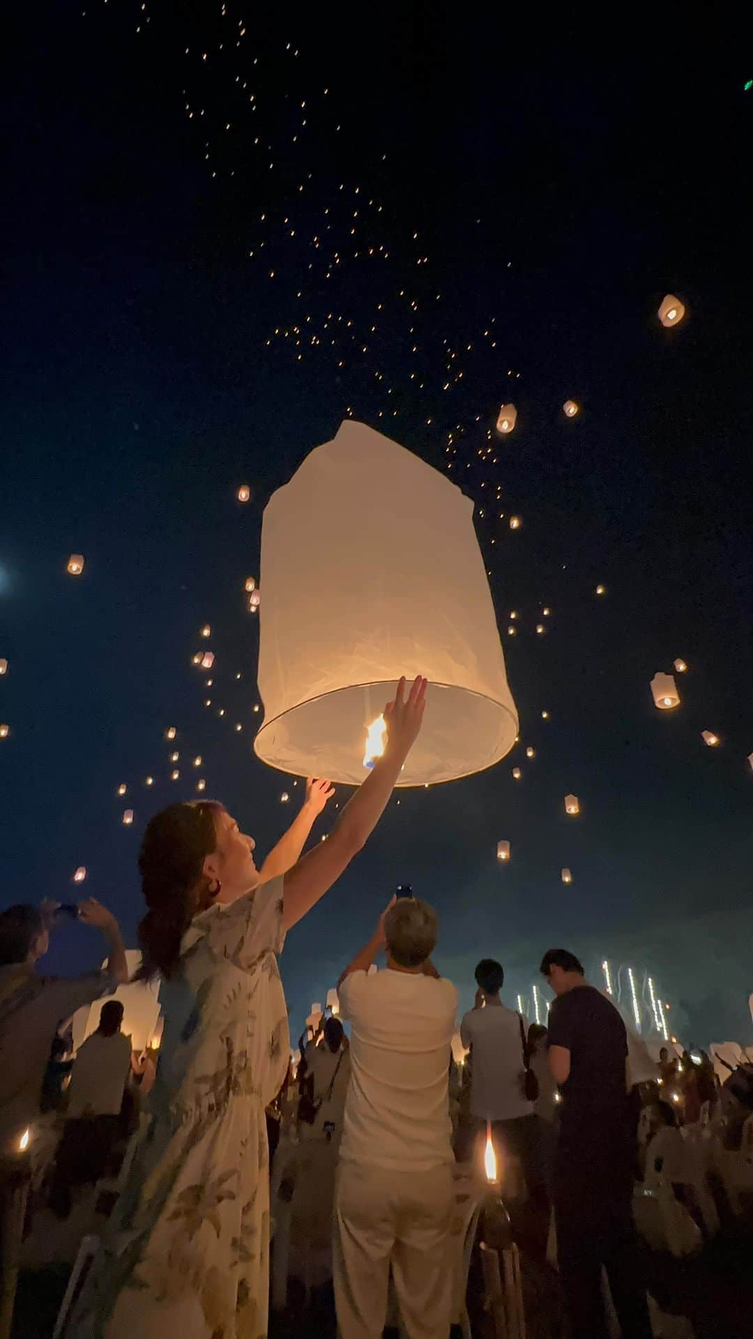 戸崎奈津のインスタグラム：「1週間経ってもこの余韻から抜け出せない🌗  📍 “Khom Loi Festival” in Chiengmai ,Thailand🌙  #コムローイ祭 #イーペン祭  来年も皆と..大切な人たちみんな引き連れてここに来たい👏😍🇹🇭  現地ツアー👉@veltra_official  #ランタン祭り #イーペン祭り #ランタン #チェンマイ  #塔の上のラプンツェル #THAILAND #Chiengmai #LoyKrathong #皆既月食 #khomloi #ベルトラ#veltra #コムローイ#コムローイ祭り#khomloy#loikrathongfestival#yipeng#タイ#タイ旅行#チェンマイ旅行#チェンマイ観光#タイ観光#thailand#thailandtravel#thailandtrip#chiangmaitravel#chiangmaitrip#ベルトラ#veltra #natsu_trip🌸  #Tangled」