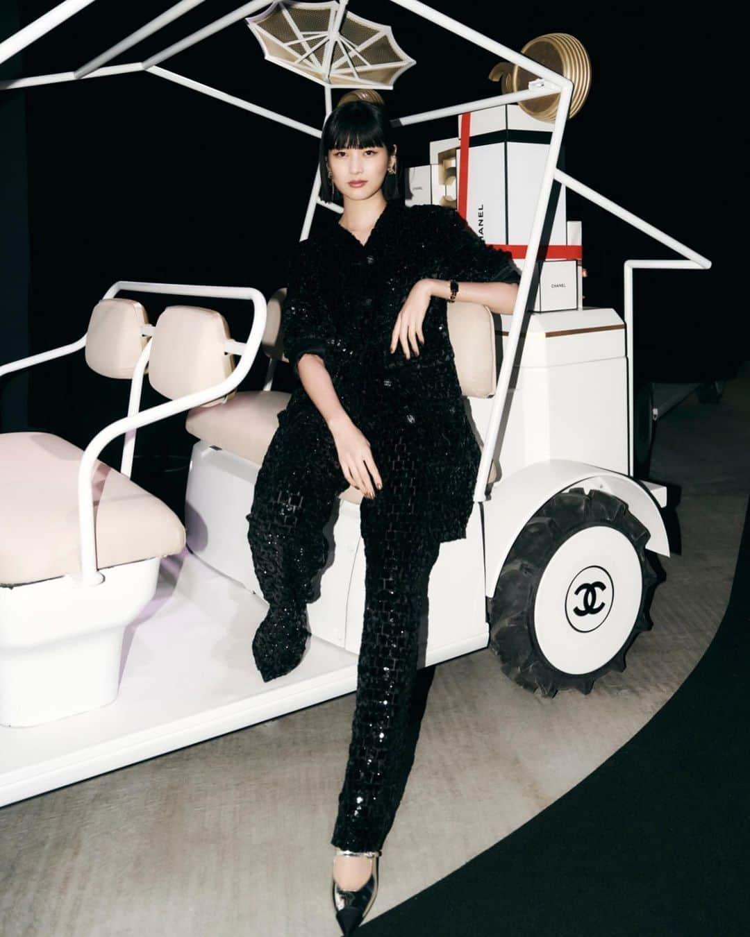 新井貴子のインスタグラム：「Special night out to the CHANEL STATION🚀🌖✨  先週の11月11日から東京・原宿で開催されている @chanel.beauty のホリデーイベントへ。  今回のテーマは 月面探索の旅。 ということで、なかなか体験できない月面探索をCHANELの世界観と共に体感できたことに終始興奮モードでした。 特に、アトラクションに乗ってマリオン•コティヤール主演のキャンペーンフィルムを全身で味わった時はうっとりしながら鳥肌状態。  シャネルN°5の持つ魅力が益々感じられる素敵な空間だった🌙✨  👩🏻‍🚀  #N5 #CHANELHoliday」