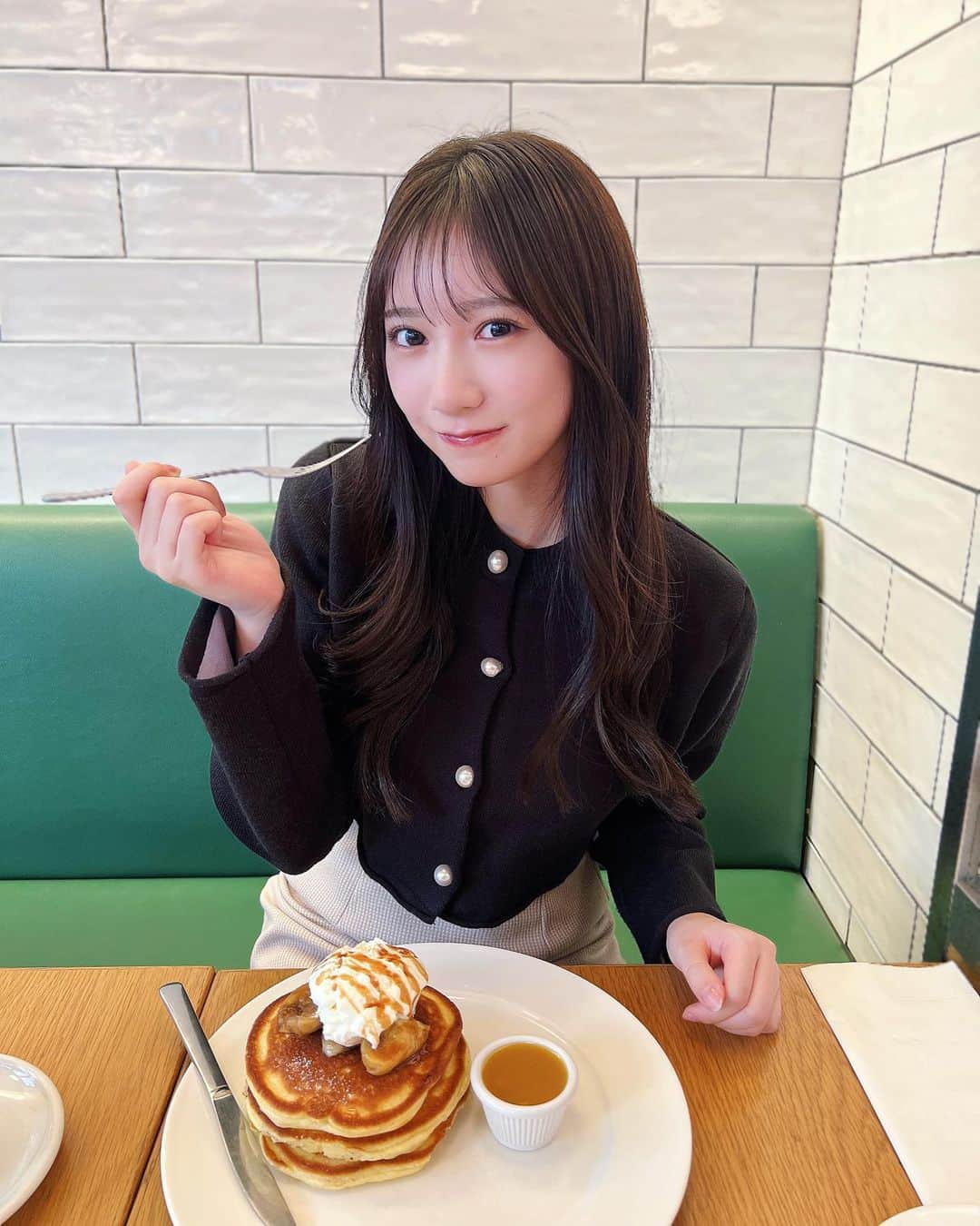 のインスタグラム：「🥞🤍🥞🤍  カフェ活☕️  ずっと行きたかった「クリントン・ストリート・ベイキング・カンパニー」の南青山店に行ってきたよ💗🥞  今までで食べたパンケーキの中で 一番好きかもしれない、、！！  美味しすぎて感動しました☺️  期間限定の味もあって それ頼んじゃったよね🫠  #東京カフェ #青山カフェ #パンケーキ #🥞 #スイーツ女子 #☕️」