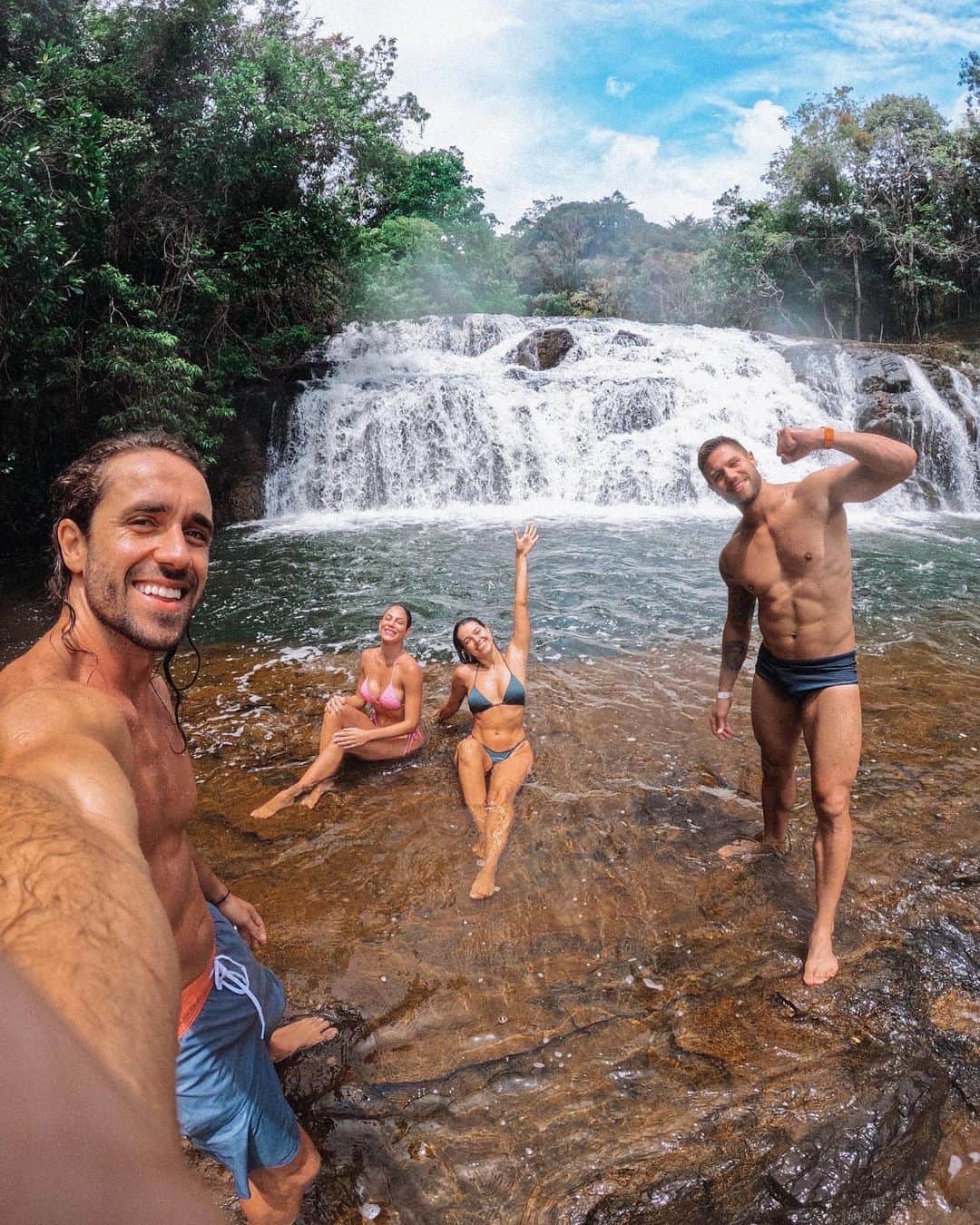 Jonas Sulzbachのインスタグラム：「Diazão nesse paraíso 💙  Nada como um bom banho de cachoeira 💦  E a cachoeira do Tijuípe fica a poucos minutos de outro lugar pradiasiaco que a @welovebeachhouse 💙 Só alegria!!!」