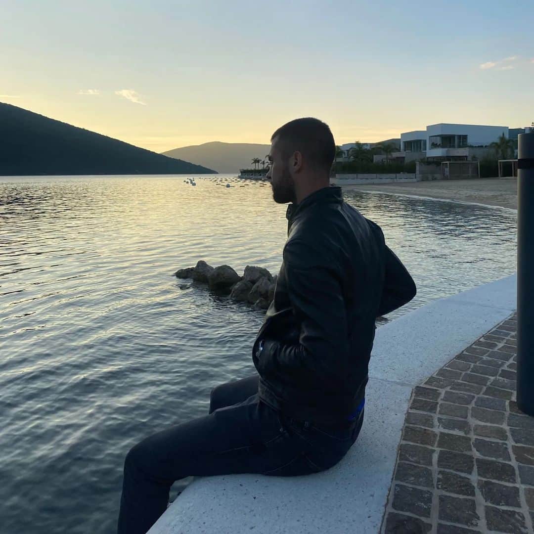 ラスロ・ジェレのインスタグラム：「Silence isn't empty. It's full of answers.」