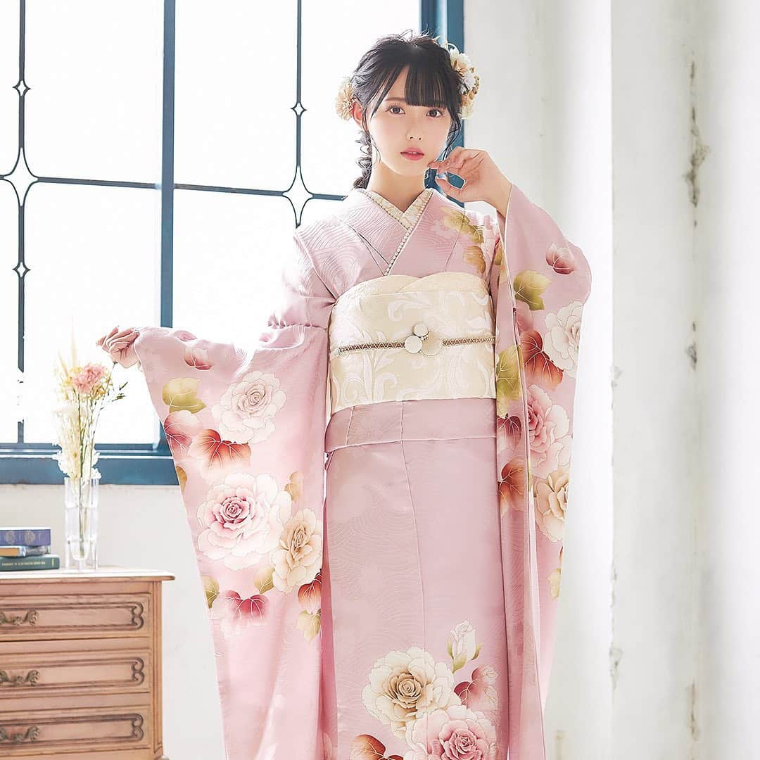 松本ももなさんのインスタグラム写真 - (松本ももなInstagram)「和服どうかな??🌸  🎀♡推しらせ♡🎀 丸上振袖コレクション🪄  来年成人式を迎える私に 夢のようなお話ですが…✨  丸上振袖コレクションの モデルを務めさせて頂きました🫶🏻  丸上さんの公式サイトに コレクションの全カット掲載中なので 絶対に見て欲しいです♡  全国の呉服店、 振袖専門店などでお取り扱いしてます🤍  こんな素敵な機会を頂けたのは みんなの応援のおかげです💕  本当にほんとに嬉しく思ってます！ いつも応援ありがとう✨  @nihonbashimarujo_furisode #ナナイロ #振袖 #日本橋丸上 #丸上 #振袖ヘア #成人式 #成人式ヘア #成人式振袖 #pr」11月11日 17時00分 - momona.1012