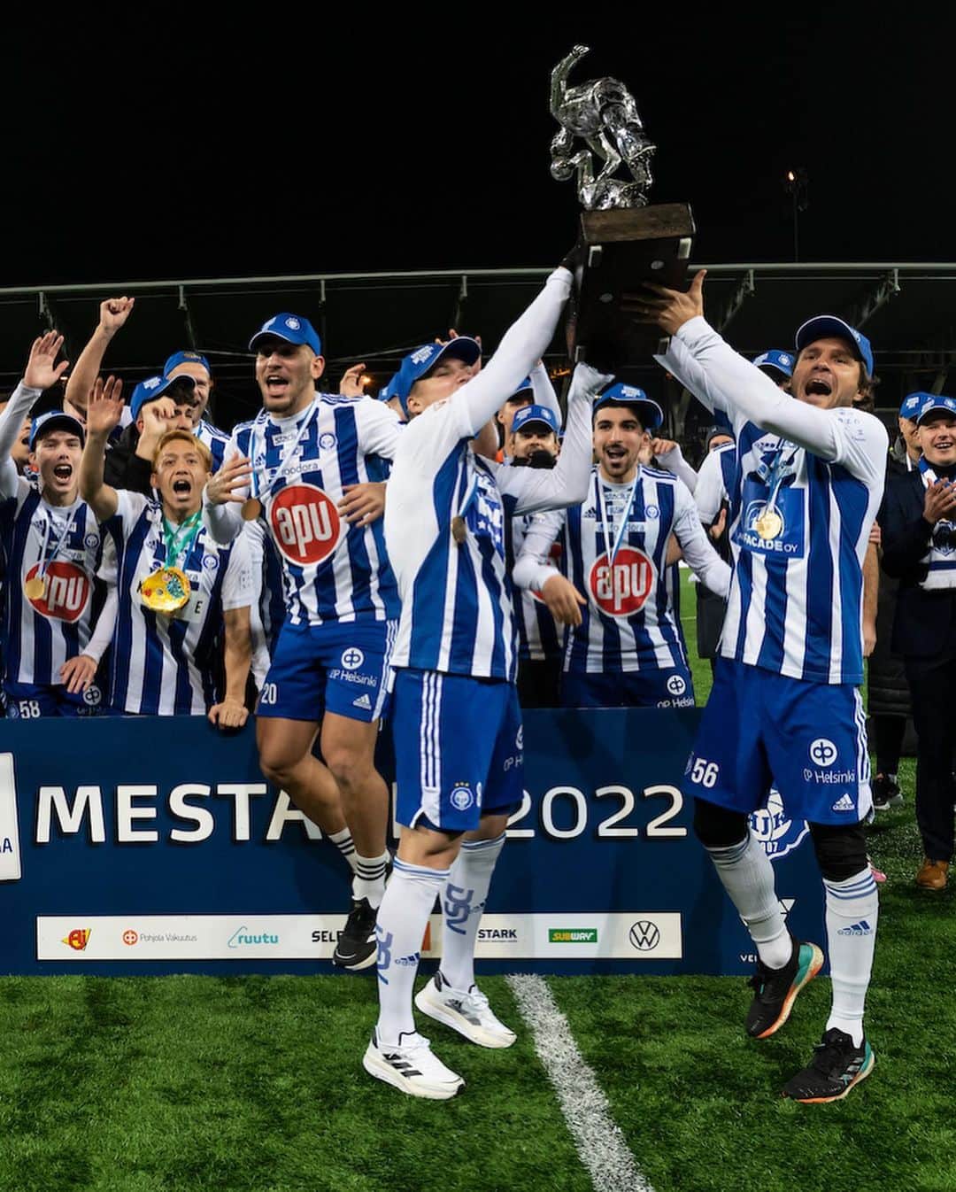 ペルパリム・ヘテマイのインスタグラム：「Finnish champions 2022🥇🏆🦍」