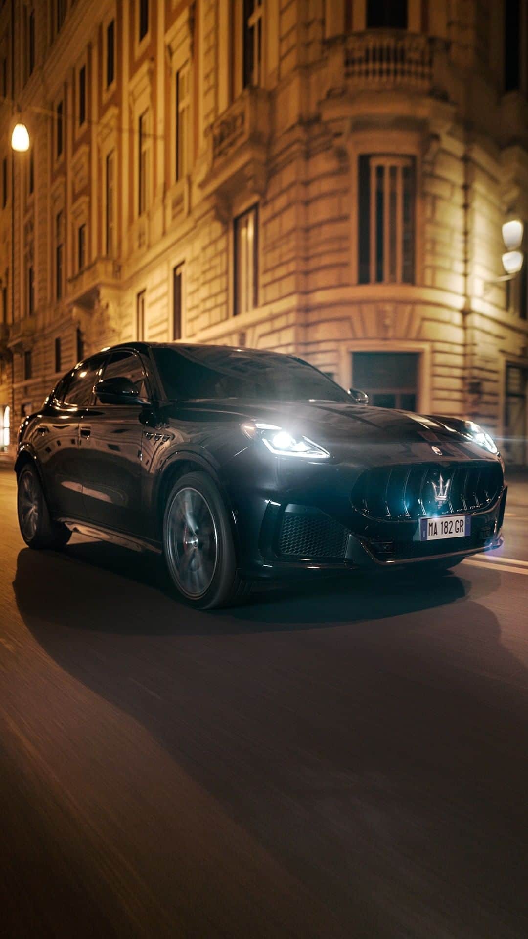 Maserati Japan | マセラティ ジャパンのインスタグラム：「見事なローマ時代の遺跡でのちょっとしたムード ミュージック。 @sonusfaberofficialサウンドシステムで聴くとさらに興味深いものです。 OK、どうぞ、@alessandro.borghi、あなたはそう言っていましたね… #Maserati #MaseratiGrecale #EverydayExceptional  @matildadeangelis」