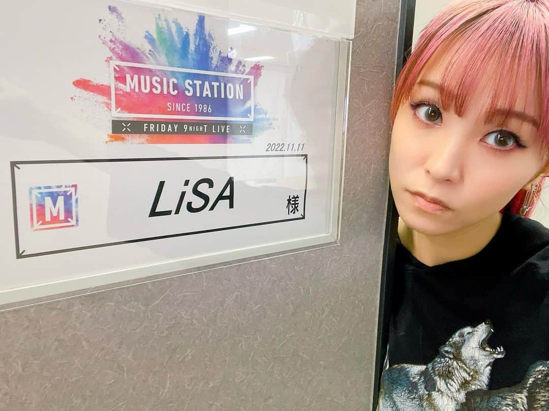 LiSAさんのインスタグラム写真 - (LiSAInstagram)「本日21時から、　#Mステ　様ですっ📺  #一斉ノ喝采　をテレビ初歌唱させていただきます。き、緊張する‥😶‍🌫️ テレビの前で一緒に　#一斉ノ喝采　してくださいーーー！＼(⚽️ω⚽️)／   https://youtu.be/sVH6Vh6A-AU」11月11日 17時32分 - xlisa_olivex