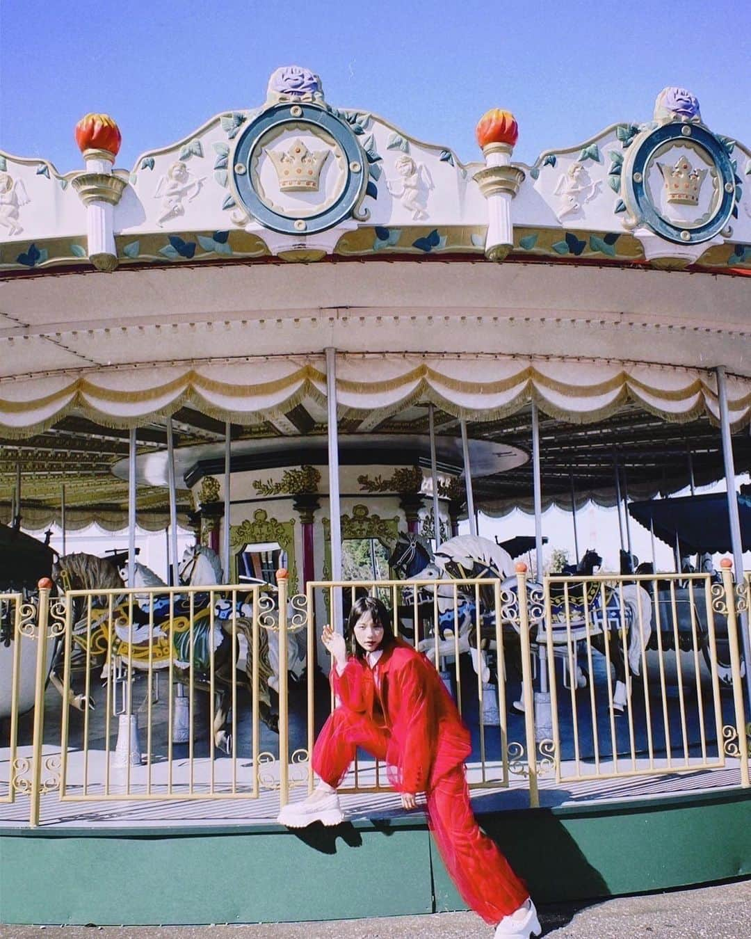 のん（能年玲奈）さんのインスタグラム写真 - (のん（能年玲奈）Instagram)「メリーゴーランド🎠 ってなんでこんなに素敵なんだろ。 テンション上がります。  #EV充電 #エネチェンジ #TVCM」11月11日 17時33分 - non_kamo_ne