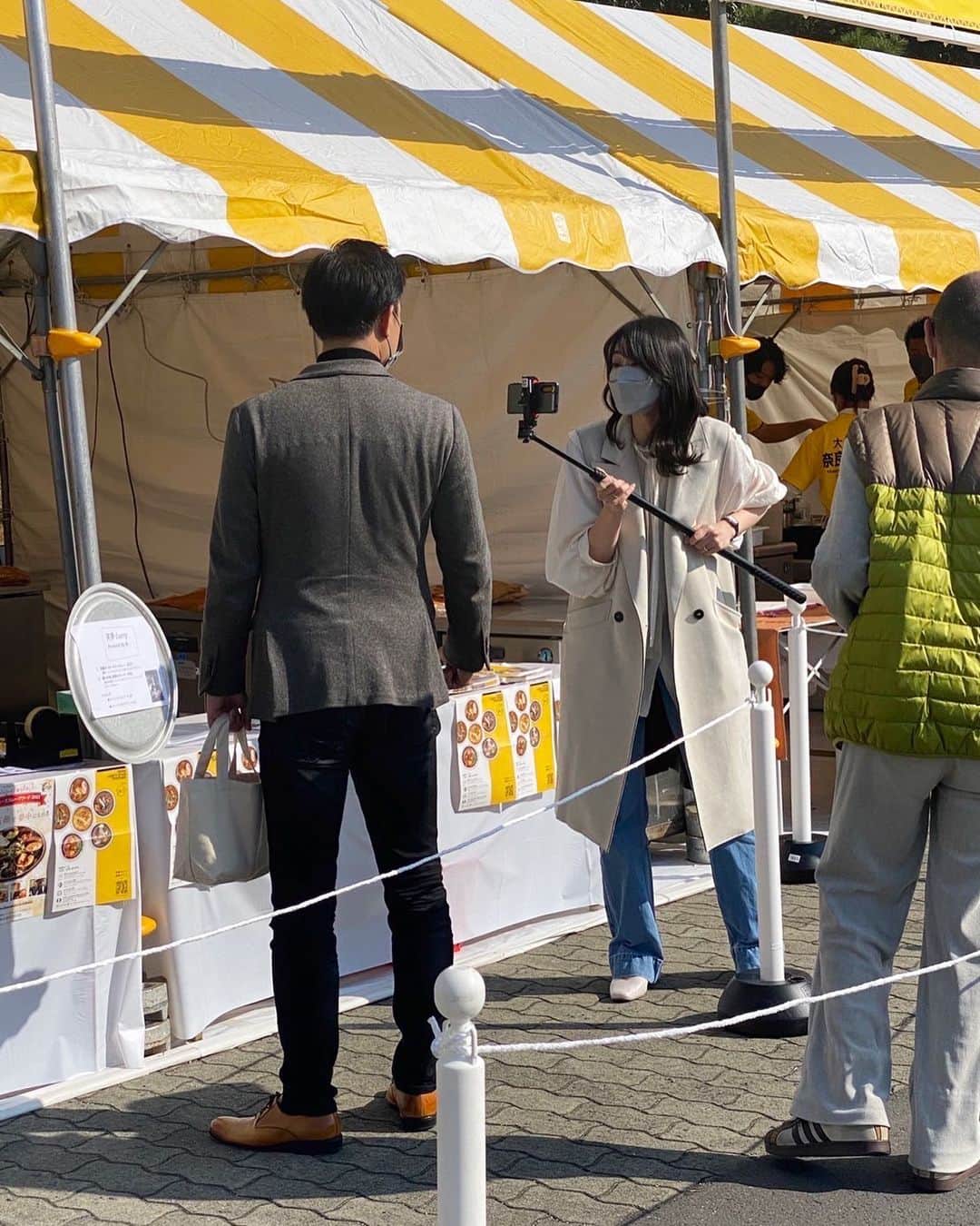 虎谷温子のインスタグラム：「無事、youtube LIVEと、シノビーパークのステージ、終わりました✨ たくさんこちらでも質問をいただいたのに、ご紹介できたものが少なくてすみませんでした… 皆さま、ありがとうございました！ 写真はyoutubeの LIVE配信の様子をスタッフが撮ってくれていたもの。 「自撮り棒の使い方間違ってるよ」とのことです。 確かに…立田さんを捕獲しようとしているみたいに見える🐗  LIVE配信は読売テレビアナウンサーチャンネルのアーカイブで見られます🍛 皆様、よい週末を〜😊」