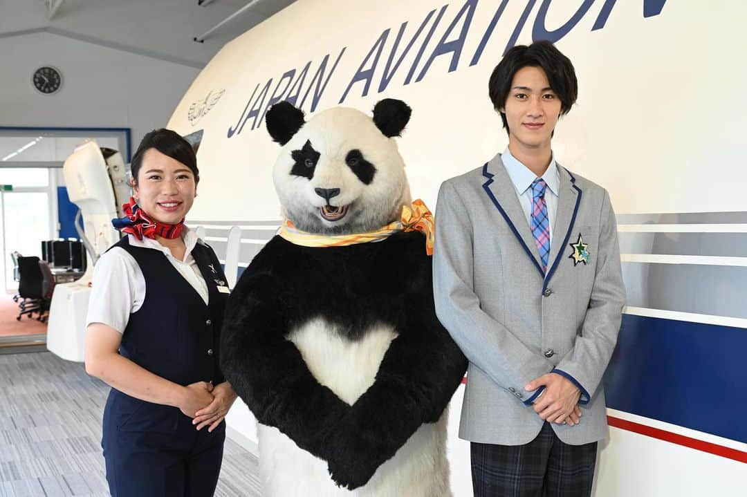 星星（セイセイ）さんのインスタグラム写真 - (星星（セイセイ）Instagram)「✈️🐼🎀 #アテンションプリーズ #客室乗務員 .  きょうの #ベラベラENGLISHは ...💯  ／ 🌟cute fit 🌟かわいい ＼  リボン🎀巻いてもらっちゃった〜🐼❣️ #かわいい？ #似合ってる？  リボン巻いてもらっただけで、 客室乗務員さんになった気分〜🐼 beef or bamboo⁉️🐼🎋 #bambooおすすめです  #日本航空高校 #曽野舜太  . #星星 #パンダ #panda #pandagram #パンダ好きな人と繋がりたい #ZIP!」11月11日 18時37分 - seisei_panda