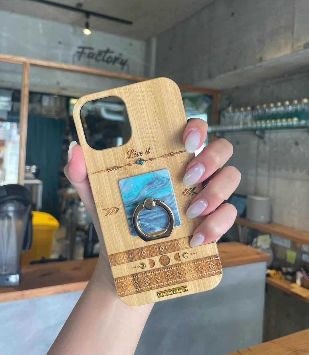 ベイビーリオンのインスタグラム：「. 最近使ってるiPhoneケースは @aloha_glass でオーダーしたよ🌴🌙  木の感じと海の雰囲気が大好き🤍 文字の彫刻できるから プレゼントとかにもおすすめです✔︎  スマホケース以外のグッズも かわいいから揃えたいな〜🌺 . #iphoneケース  #beachvibes #beachgirl」