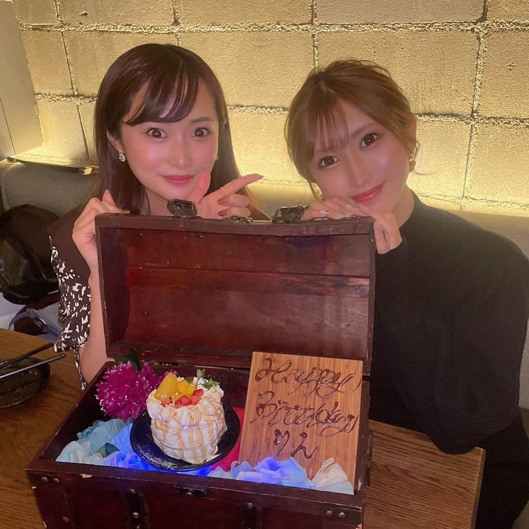 愛沢りんのインスタグラム：「大好きなれいちゃんに お祝いしてもらったよ🥰  #キャバ嬢#キャバクラ#キャバ#錦三丁目#錦三#ザナドゥ#xanadu#マイトグループ#水商売#栄#名古屋#東海#愛沢りん#すすきの #北新地#ミナミ#新宿#歌舞伎町#六本木#銀座#Instagram#インスタ#YouTube#ケツスタグラム #水着#flowers #follow#makeup #followforfollowback #ootd」