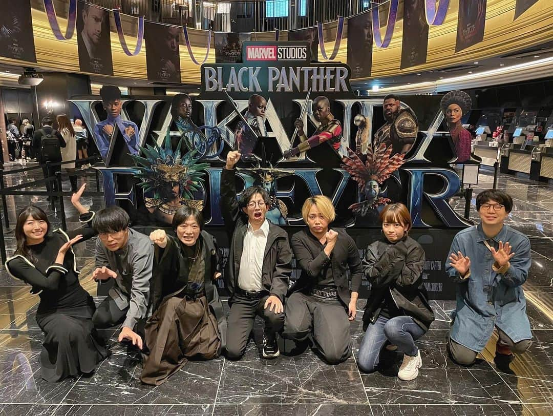 関根ささらさんのインスタグラム写真 - (関根ささらInstagram)「#blackpanther #wakandaforever 💪🏿🖤 最速上映行ってきました！！！♡  秋葉原和堂での生放送後に、なんと、しゃべんじゃーずの皆さんに混ざらせていただきました🥹🥹💗🫶🏻 . . . . 見終わってからもう「ありがとう」しか出てこなくて困った、、ティチャラとチャドウィックを愛とリスペストをもって追悼する作品。だけどそれだけではなく、みんなが前を向いていけるように背中を押してくれた、新たな始まりの物語でもありました。  思い出すだけで涙出てくる……ほんっとに最高でした………😭🙏🏻  ぜひ、ぜひ、ブラックパンサー1を見て、チャドウィックボーズマンという素晴らしい俳優さんの人生も知った上で見ていただけますと嬉しいです。  一言では語れない……本当に素晴らしかったなぁ😭😭😭🙏🏻🙏🏻 . . . . そしていつもは早速上映見ても一人で爆泣きして見終わった後に感情のぶつけどころに困っていたのですが、今回は最近とてもお世話になっているしゃべんじゃーずの皆さんとご一緒できました🥹🥹💗🙏🏻見終わってから席を立てずに(規制退場でもあったので)みんなで感想言い合ったり(言い合うなんてほど話せないくらい、力を振り絞ってみんなで話してた…笑)、楽しかったあああ！皆さん有難う御座いました🙇🏻‍♀️🌈 . . . . #ワカンダフォーエバー #ブラックパンサー #yibambe #グランドシネマサンシャイン #grandcinemasunshine #池袋 #映画 #最速上映 #映画好きな人と繋がりたい」11月11日 18時41分 - sasarasekine