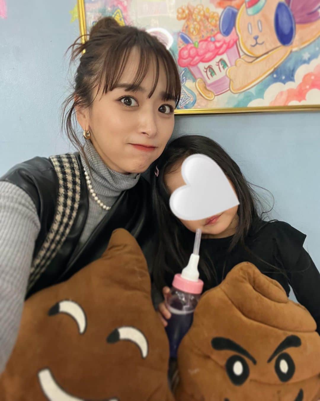 近藤千尋のインスタグラム：「３２歳と５歳で原宿デート💓笑  最近はありがたいことにお仕事が忙しくて ゆっくり過ごせるのが土日だけだったので 長女とゆっくりタイム〜🥹🤍  いつもは幼稚園や アフタースクールや習い事で忙しい長女。笑  たまにはパーっと遊ばないと🙋🏻‍♀️！！ てことで二人で大はしゃぎ🤣❤️  イヤリングやチョーカーを選ぶ姿、 小さい頃のわたしそっくりだ…🤣  ママも十愛もよくがんばってるね！と お互いを褒めた数時間でした😘🤍  金曜日！ 今週もお疲れ様でした！ 一人で乾杯して寝ようかな…笑🍺」