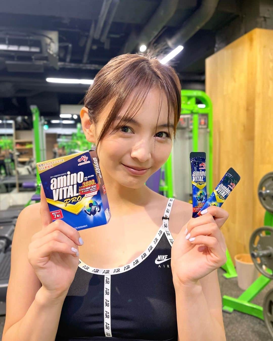 のインスタグラム：「スポーツの秋🍁 体を動かすのが特に楽しい時期だねー＾＾!  わたしがスポーツをする上で大切にしてる事。それはアミノ酸をしっかり摂る事！ 人のカラダをつくる材料となるのは タンパク質だからアミノ酸は生きていく中で必要なんだよね。  「アミノバイタル®︎ プロ」は、 スポーツ時に大切な、アミノ酸が入ってるから 嬉しい😌☝️   これをわたしは運動前に飲んでるよ！  スティックタイプだからポーチに入れておけるし、水だけで飲めるっていうのが良いんだよね✨ 　 運動やスポーツで頑張りたいなどと気持ちがアスリート志向の方はもちろん、そうじゃない方もアミノバイタル®︎ プロを飲んで 楽しくスポーツしようね♪ 　　 #アミノバイタル #aminovital #味の素 #pr」