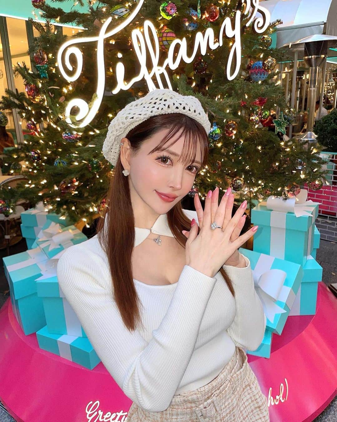蘭子のインスタグラム：「Tiffany Café & Pop-up Store @anniversaire_omotesando  . 今日から始まったティファニーのカフェ🍰💎💠 表参道の真ん中に佇むツリーが クリスマスな雰囲気満載でわくわく🎄🥹 . 入るには早く行って先に整理券をゲットしないといけないそうなので要注意です👀 . 期間: 11/11〜12/28 📍アニヴェルセル表参道 ☀️：9:00～10:30（予約のみ） 🕛：11:00～16:30（予約なし） 🌙：17:00～21:00（予約優先） . #表参道カフェ#ポップアップストア#ティファニーカフェ#表参道ランチ#カフェ活#カフェ巡り#カフェ好きな人と繋がりたい#カフェ部#インスタ映えスポット#インスタ映えスイーツ#インスタ映えカフェ#映えスポット#映えカフェ#映えスイーツ#東京カフェ#渋谷カフェ#原宿カフェ#ポートレートしま専科#ポトレ#ポトレのセカイ#ファインダー越しの私の世界 #gydaコーデ#冬コーデ#きょコ#今日のコーデ#白コーデ」
