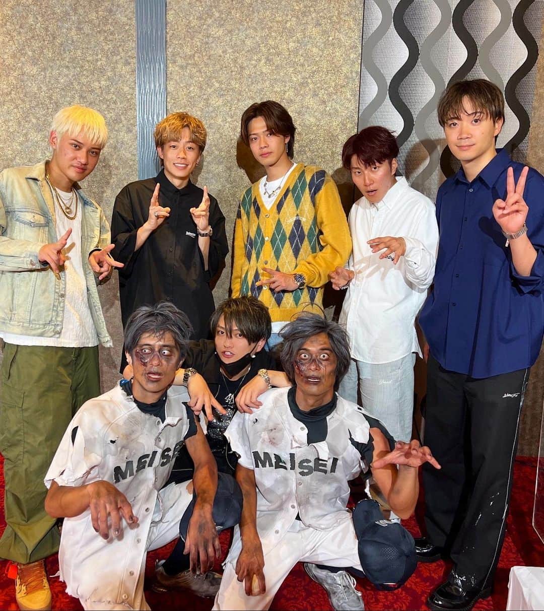 斉藤祥太のインスタグラム：「昨日モニタリング見て頂いた方ありがとうございました🧟 まさかの㊗️、初ゾンビ♡ 楽しかった😎 双子ゾンビの見分けついたかな？ コムドットの皆さんが写真撮ってくれました！ 皆さん優しく好青年でファンになりました！ ありがとうございました🥳 #モニタリング #ゾンビ  #双子ゾンビ #youtuber  #コムドット  #斉藤祥太 #斉藤慶太 #🧟」