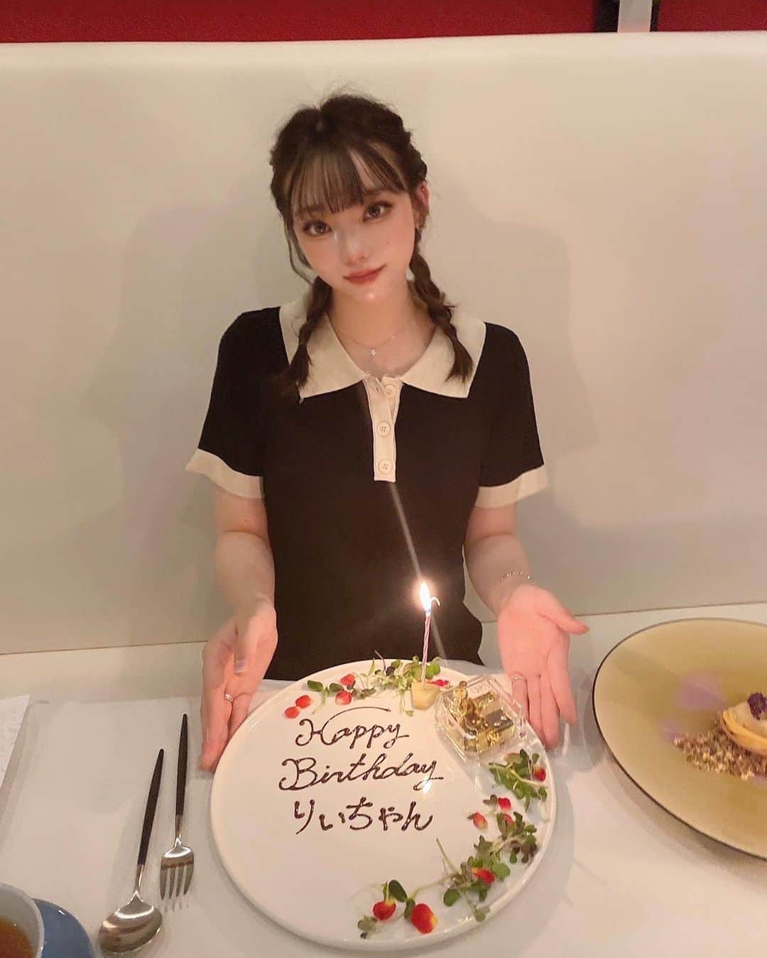 LILIKAのインスタグラム：「今年も幸せいっぱいの誕生日でした♛︎🤍⋆͛ みんなからの沢山のメッセージ毎年嬉しすぎて何回も見返しちゃう💭 22歳も幸せな年にします🙃⸜❤︎⸝‍」