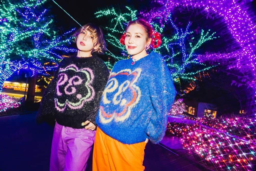 仲里依紗のインスタグラム：「本日21時よりRE.ロゴニットが販売します🫶🏻🧶💕✨ お問合せがかなり多かったこのニットちゃん❣️ やっと販売です🥰 着心地はふわふわモチモチ🧸💓 チクチク嫌いな私とれいちゃんは大満足な仕上がりです💋✨⤴️  一緒にもふもふしてモテコーデしよ🫶🏻🌺笑  @re._oyoufukuyasan_  🧶❤️🧶❤️🧶❤️🧶❤️」