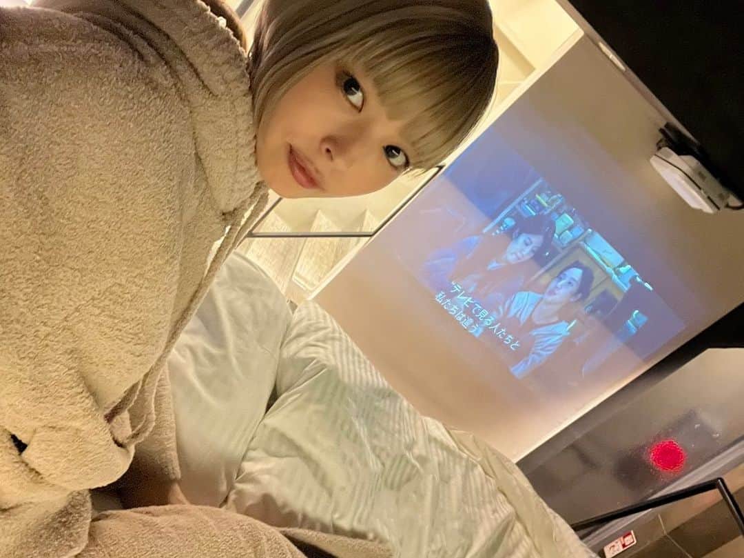 のインスタグラム：「先日名古屋でのお仕事はこれでしたー！！  REJ株式会社が運営しているホテルtrive sakaeで 1日お泊まり体験してきたよ〜。(日帰りだけど笑)  1棟1組のみ(最大7名)で泊まれて、 ホテルというよりは居心地良い別荘みたいなイメージかも！ キッチンあるから自分達で持ち込みでつくれたり 最上階にBBQをできるスペースもあるからめちゃくちゃ楽しそうだった！ あと寝室にプロジェクターあったから 大画面でゲームしたい。 家族でいくのも友だちと泊まるのも楽しそう🤤 (写真はスタッフさんたちとドラマみてる図)  フラワーバスにも入ったよ🌹  公式サイトに紹介動画があるので よかったらみてみてね👀！ 期間限定で最上もがプランってやつもあるよ。笑  #trive #trivesakae #trivehotel」