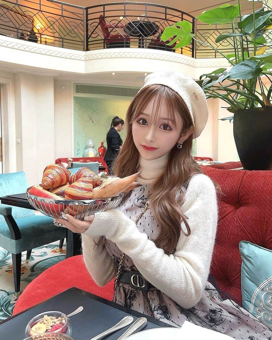 浦西ひかるさんのインスタグラム写真 - (浦西ひかるInstagram)「パンだよ食べる？🥐」11月11日 19時45分 - uranishihikaru
