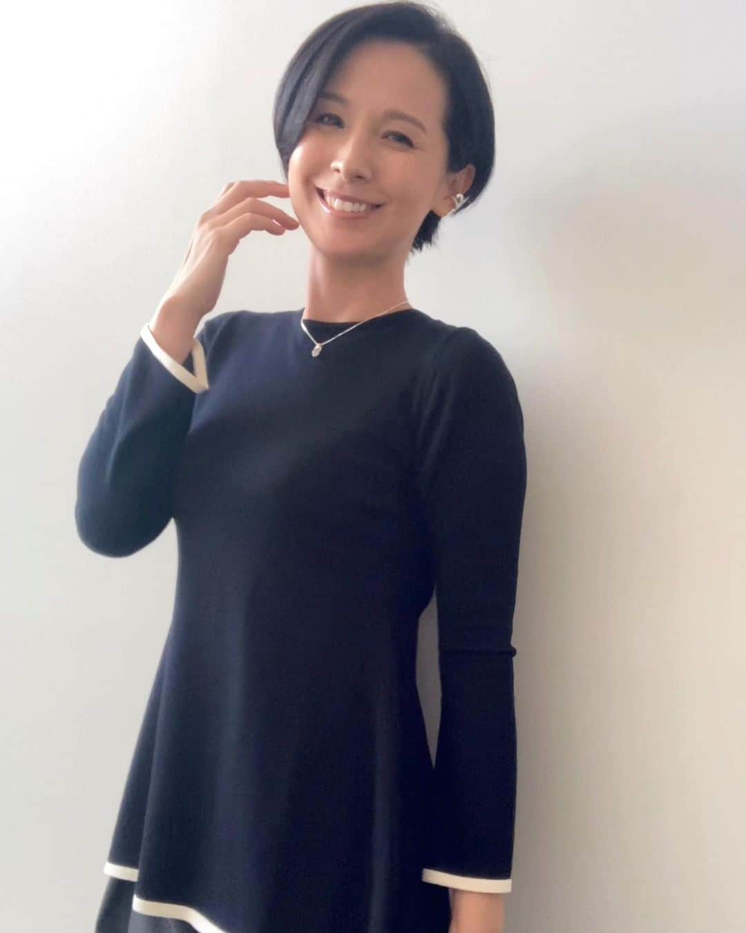 のインスタグラム：「ANNニュース着用衣装  11/8 午後ニュース ニット&パンツ @intoca.official  イヤーカフ @yoaa.official  @higashiyamapr  ネックレス @ginjewelrytokyo  @higashiyamapr   intoca.さんらしいデザインのニット、ペンギンのような後ろのカットを見せたくて2画面に。分かるかなぁ〜の表情です（2枚目）笑。  11/9 午後ニュース シャツ #macouleur  パンツ @and_dear_official  ピアス・イヤーカフ  @duedonne.jewelry  @higashiyamapr   #テレビ朝日 #アナウンサー #アナウンサー衣装 #ootd #40代コーデ #40代ファッション #50代ファッション #大人コーデ #大人ファッション  #野村真季」