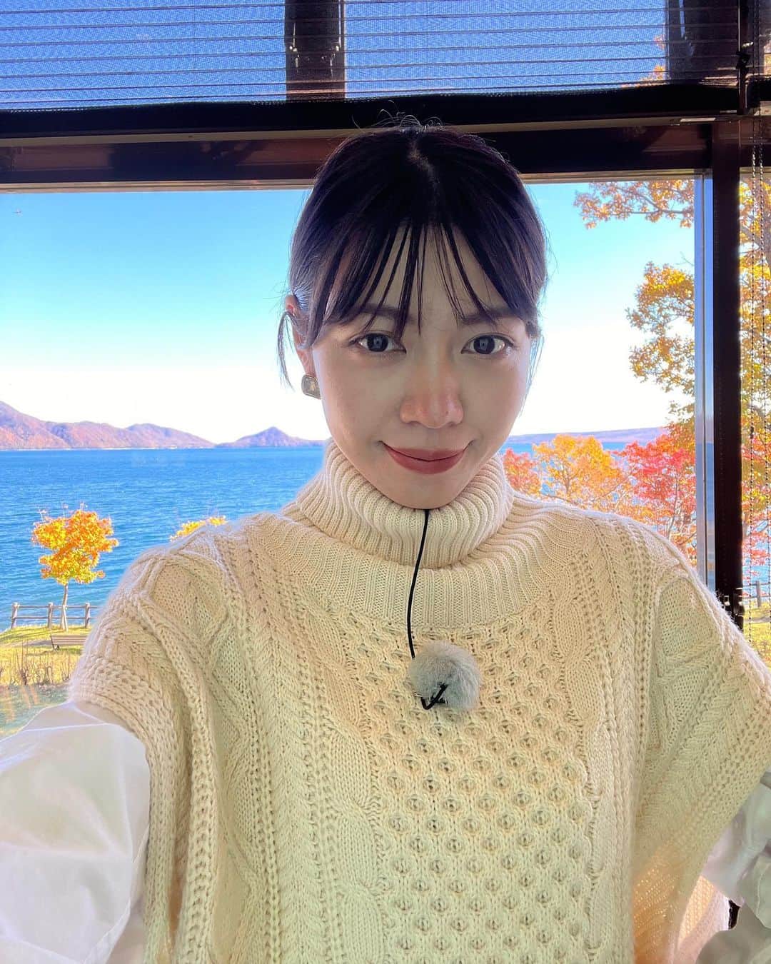吉田晴香のインスタグラム：「明日の旅コミは… 支笏湖へドライブに🚗♡  １日中満喫できる老舗温泉をご紹介します🫶 支笏湖と一体になれる温泉に驚き🤭  日帰りなのに宿泊した気分になりました🥰  18:30〜放送です！ 是非ご覧ください📺  #北海道#支笏湖 #hokkaido#shikotsuko #hokkaidolove #旅コミ#旅コミ北海道#じゃらん#北海道じゃらん」