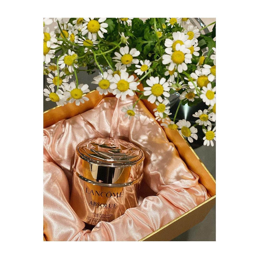 西山真以のインスタグラム：「乾燥するこの季節の 至高のクリームといえばこちら🌹 LANCÔME アプソリュ ソフトクリーム プレミアムエイジングラインであるアプソリュの代表的製品 20,000種もの中から選び抜かれたランコムローズの恵みが凝縮された贅沢なクリーム  手に取った瞬間は軽いテクスチャーで 肌にのせるととろりと滑らかに 最後はみっちり密着して ぷるぷる肌に♡ 甘美な香りもたまりません  ちなみにこちらの限定パッケージを購入すると 今なら豪華キットがついてくるそうですよ🤍🎁  #ランコム #アプソリュ #ソフトクリーム #限定パッケージ #クリスマスコフレ #PR」