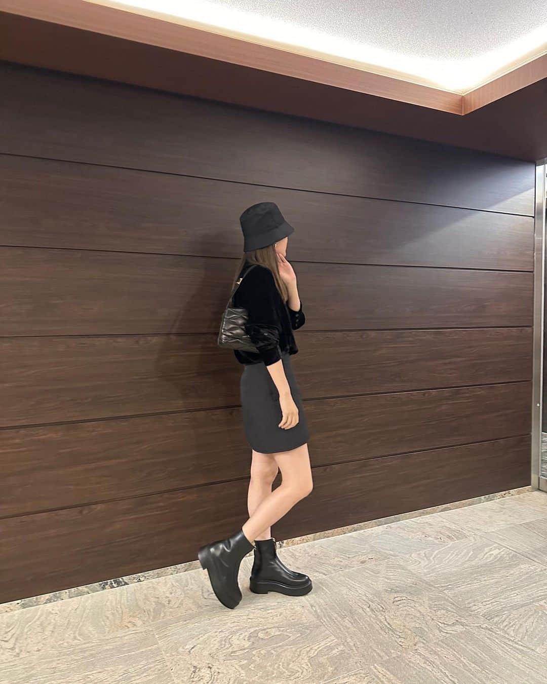 林みなほのインスタグラム：「OOTD  bucket hat… @prada  tops&skirt… @cosstores_jp  boots… @therow  bag… @ysl   height 170cm  ミニスカ履きたいなって急に思いたって、チャレンジしてみました😎🖤  #fashion#ootd」