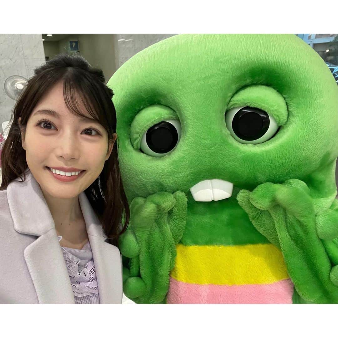 竹俣紅のインスタグラム：「🌙 今週も「ソラよみ」を観てくださってありがとうございました。 ⁡ 今週は、皆既月食と天王星食が同時に起こるという 442年ぶりの天体ショーがありましたね！ みなさん、見られましたか？☺️ ⁡ ⁡ そして、きょうは金曜日！ ぽかぽか陽気になりそうな週末に“買いドキ”な食材をご紹介する 「食べヨミ」をお伝えしました。 ⁡ 昼間は汗ばむくらいとなりそうな あさって日曜日は、 しっかりとスタミナがつく豚肉が人気の予想とのこと。 ポークステーキがたべたくなってきた〜！ ⁡ ⁡ #ガチャピンは #南極には #あとから行きます #イット #ソラよみ #食べヨミ」