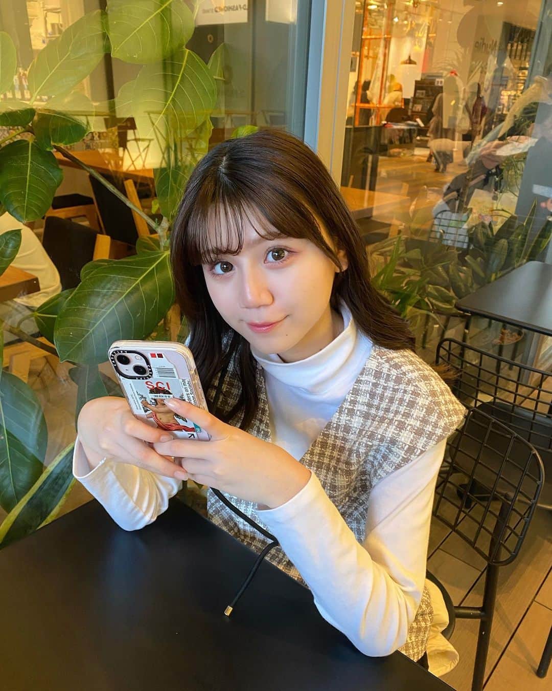 のインスタグラム：「・ お気に入りスマホケース😸🤍 スマホショルダー無しじゃ落としちゃうから外出られないっ！！笑 ・ ・ @casetify @casetify_jp #CASETiFY #ShowYourColors  #スマホショルダー #るねちょ #堀越琉音 #JK #jkブランド #jk2 #jkの素敵な思い出」