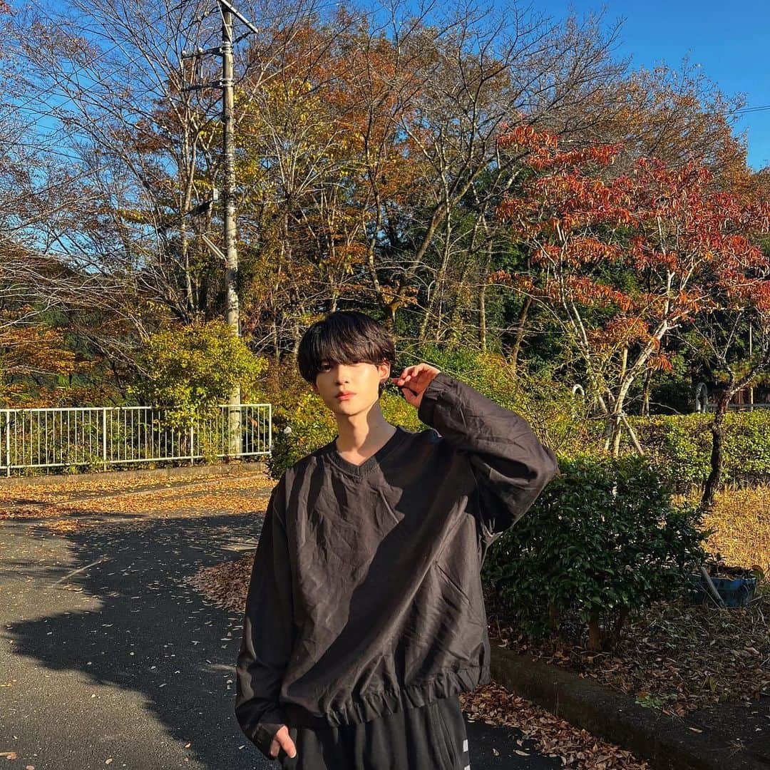 水原匡也のインスタグラム：「紅葉の季節だ🍁🍁 最近肌の治安が良くなったと思ったら ニキビできて萎えかけた 早く治れ❗️ コメントたくさん待ってますぞ🔥#紅葉 #fyp」