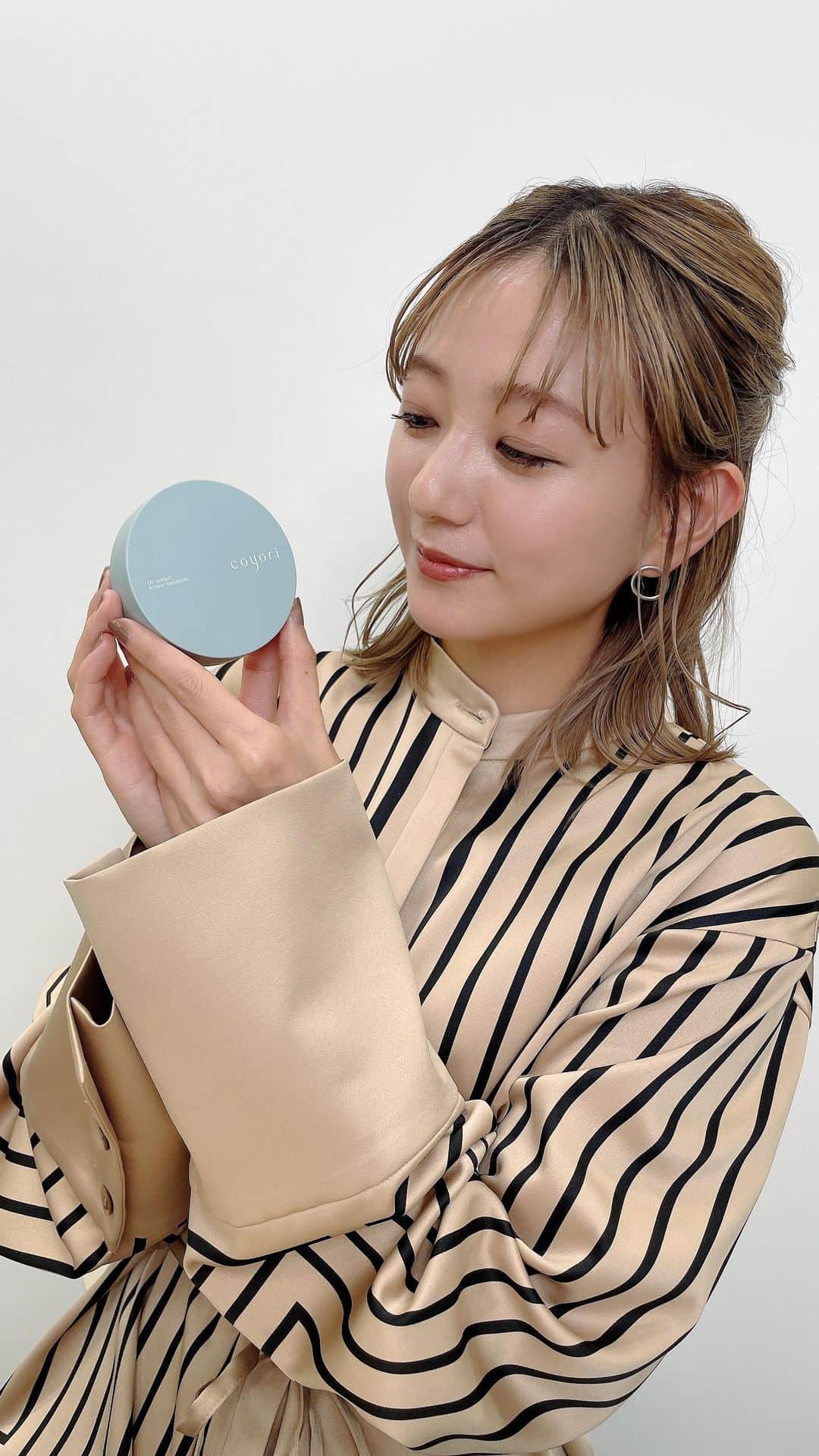 伊藤千晃のインスタグラム：「見てくれたみんなありがとうございました❣️ アーカイブも見てね😉  ＜Coyoriの新ファンデ＞ オイルコンフォートミネラルファンデーション 　美容クリームに色付けした設計で肌にピタッと密着し素肌のような美肌に 　✓肌に沿う自然なツヤ 　✓SPF46/PA+++、ブルーライトカット 　✓ほのかなラベンダーの香り 　✓下地いらず、せっけんオフ処方（ノンシリコン）  今なら、ファンデーションの発売を記念して、 数量限定で購入者に一人一人にあった色になる口紅（‐綾紅‐）がついてくるよ！ 公式オンラインストア新規会員登録で1,000円OFFも✨  #オイルコンフォートミネラルファンデーション  #coyori  @coyori_official」