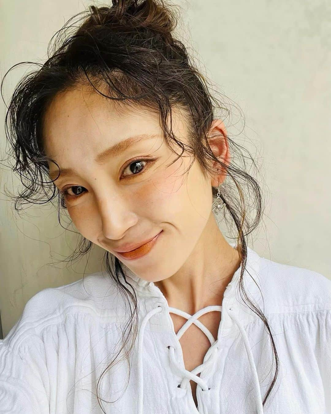 高橋真依子のインスタグラム：「昨日まで2枚目みたいになってましたので、 また今日から喝を入れて頑張りやす子なタカハシです🙌  しかしながら日中は暑いくらいだわ😵 くまったくまった🧸  #today#fight#頑張れ俺」