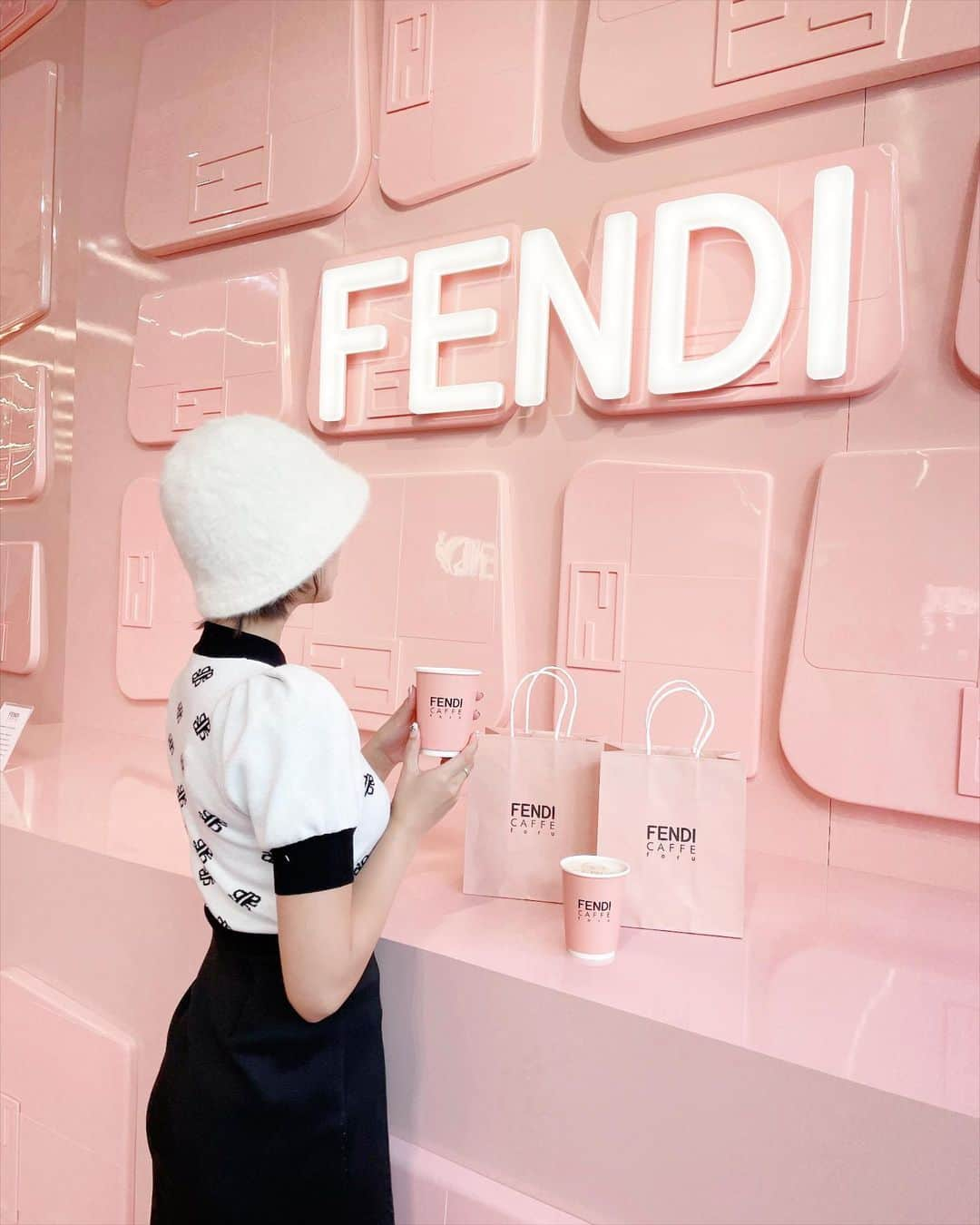 ききまるさんのインスタグラム写真 - (ききまるInstagram)「FENDI💗 . . 表参道で11/4-11/23 の期間限定のコラボカフェに行ってきました❤︎ . 10:00- オープンで可愛い席で写真撮りたくて10:30に行ったけど、整理券もらったら23組待ちで2時間半かかるってなって諦めたあああ(そのあと仕事の予定があって待てなかった) . お席希望の方はお早めに〜❤︎笑笑 . . バケハとトップスは @royalparty_official さんのものだよ😉 . . .  . ------------------------------  💖@kikigram_97 ←インスタ歴10年フォロワー43万人 💖 -13kgダイエット成功リバウンド無し 💖1997.08.21 168cm 💖骨格ウェーブandナチュラル　イエベ秋 💖猫と犬との幸せな暮らし 💖事務所無所属(フリーランスインフルエンサー) 💖TikTok♪、Twitter🕊も 💖KADOKAWAさんから写真集発売中 ！ 詳しくはプロフィールのURLから . フォロー、保存、コメント喜びます✨      　@kikigram_97   ----------------------------- . . . #フェンディカフェ　#フェンディコラボカフェ #コラボカフェ　#映え活　#カフェ活　#fendicafe #fendiカフェ #表参道カフェ　#期間限定　#期間限定スイーツ #期間限定カフェ　#インスタグラマー　#インフルエンサー　#インスタ映え　#映えスイーツ　#カフェ巡り #東京カフェ」11月11日 21時06分 - kikigram_97