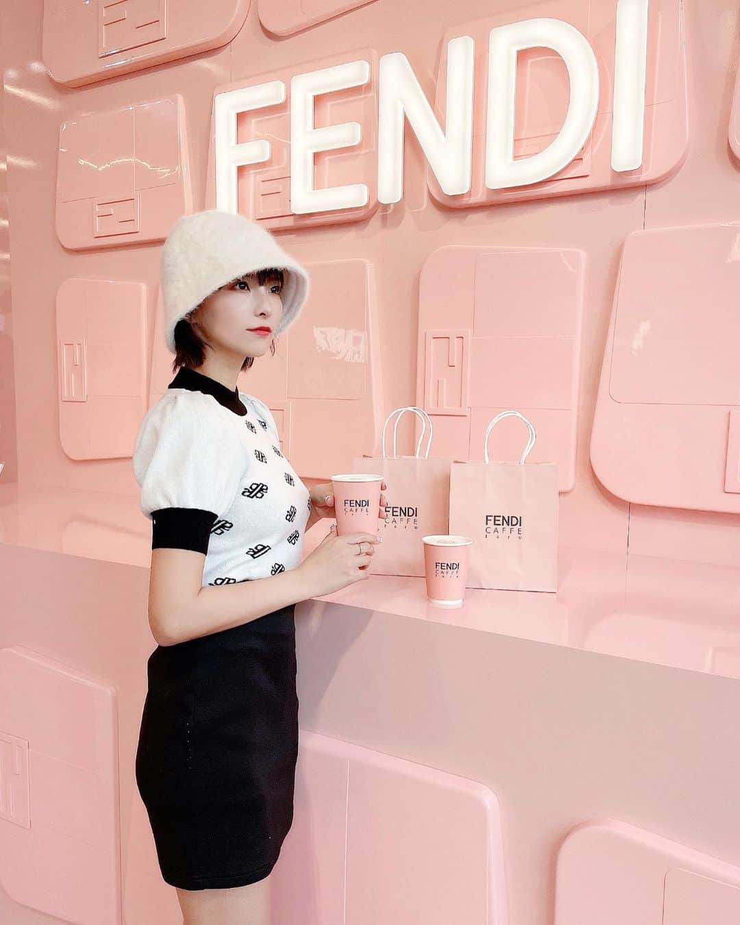 ききまるさんのインスタグラム写真 - (ききまるInstagram)「FENDI💗 . . 表参道で11/4-11/23 の期間限定のコラボカフェに行ってきました❤︎ . 10:00- オープンで可愛い席で写真撮りたくて10:30に行ったけど、整理券もらったら23組待ちで2時間半かかるってなって諦めたあああ(そのあと仕事の予定があって待てなかった) . お席希望の方はお早めに〜❤︎笑笑 . . バケハとトップスは @royalparty_official さんのものだよ😉 . . .  . ------------------------------  💖@kikigram_97 ←インスタ歴10年フォロワー43万人 💖 -13kgダイエット成功リバウンド無し 💖1997.08.21 168cm 💖骨格ウェーブandナチュラル　イエベ秋 💖猫と犬との幸せな暮らし 💖事務所無所属(フリーランスインフルエンサー) 💖TikTok♪、Twitter🕊も 💖KADOKAWAさんから写真集発売中 ！ 詳しくはプロフィールのURLから . フォロー、保存、コメント喜びます✨      　@kikigram_97   ----------------------------- . . . #フェンディカフェ　#フェンディコラボカフェ #コラボカフェ　#映え活　#カフェ活　#fendicafe #fendiカフェ #表参道カフェ　#期間限定　#期間限定スイーツ #期間限定カフェ　#インスタグラマー　#インフルエンサー　#インスタ映え　#映えスイーツ　#カフェ巡り #東京カフェ」11月11日 21時06分 - kikigram_97