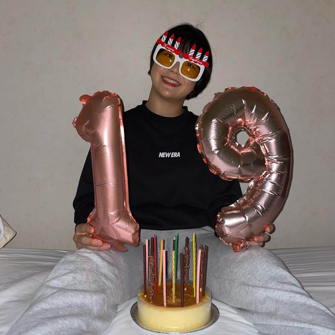 藤波朱理のインスタグラム：「19歳になりました！  祝ってくれた人ありがとうございました😊 勝負の歳の19歳！自分らしく頑張ります🔥」