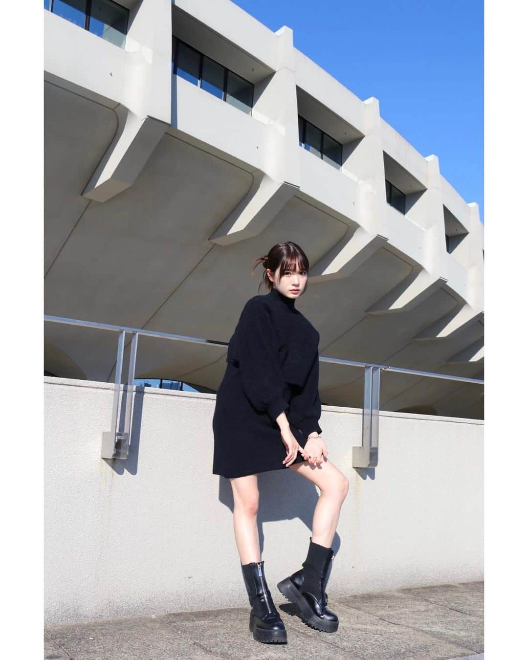 中川紅葉さんのインスタグラム写真 - (中川紅葉Instagram)「よく見ると寿司握りポーズ🍣癖なんだよね、普通にやめたい。笑 黒のミニ丈ワンピ永遠に大好き Photo by mom」11月11日 21時00分 - kureha_nakagawa