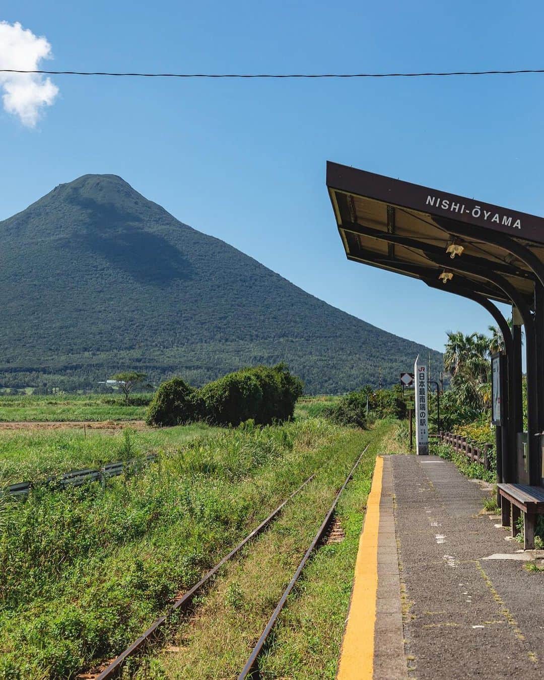 GENIC 公式インスタグラムさんのインスタグラム写真 - (GENIC 公式インスタグラムInstagram)「・ 目まぐるしい日常から少し距離を置いて、鹿児島県でひとやすみしませんか？  海、島、火山など自然豊かな環境が魅力の鹿児島県は、癒されるのに最高の場所。 公共交通機関でまわれるスポットが多いので、一人旅にぴったりなんです。  鹿児島中央駅から、観光列車「指宿のたまて箱」に乗って約50分の列車旅を楽しんだ先の指宿では、南国ムードに癒され、開聞岳と錦江湾の山と海を一度に楽しみながら、旅の疲れを砂むし風呂でリフレッシュ。  鹿児島市内では、観光地循環バス「カゴシマシティビュー」に乗って歴史深いスポットを訪れ、おしゃれカフェでひとやすみ。  時間の流れがゆっくりしているこの土地で、美しい景色を眺めながら、誰にも気を使うことなくボーッとする時間は心を満たしてくれます。  鹿児島で自分史上最高のヒーリング・トリップを叶えてみませんか？  GENIC WEBでは旅行写真家のYUUKI @yuuki_dokoro が旅した鹿児島のおすすめスポットを紹介しています。 @genic_magのハイライト「GENIC WEB」よりアクセスできます。どうぞお楽しみください。  @dondon_kagoshima #genic_mag #genic_japan  #どんどん鹿児島 #鹿児島観光 #指宿観光 #鹿児島一人旅 #鹿児島癒やし旅 #healingtrip」11月11日 21時01分 - genic_mag