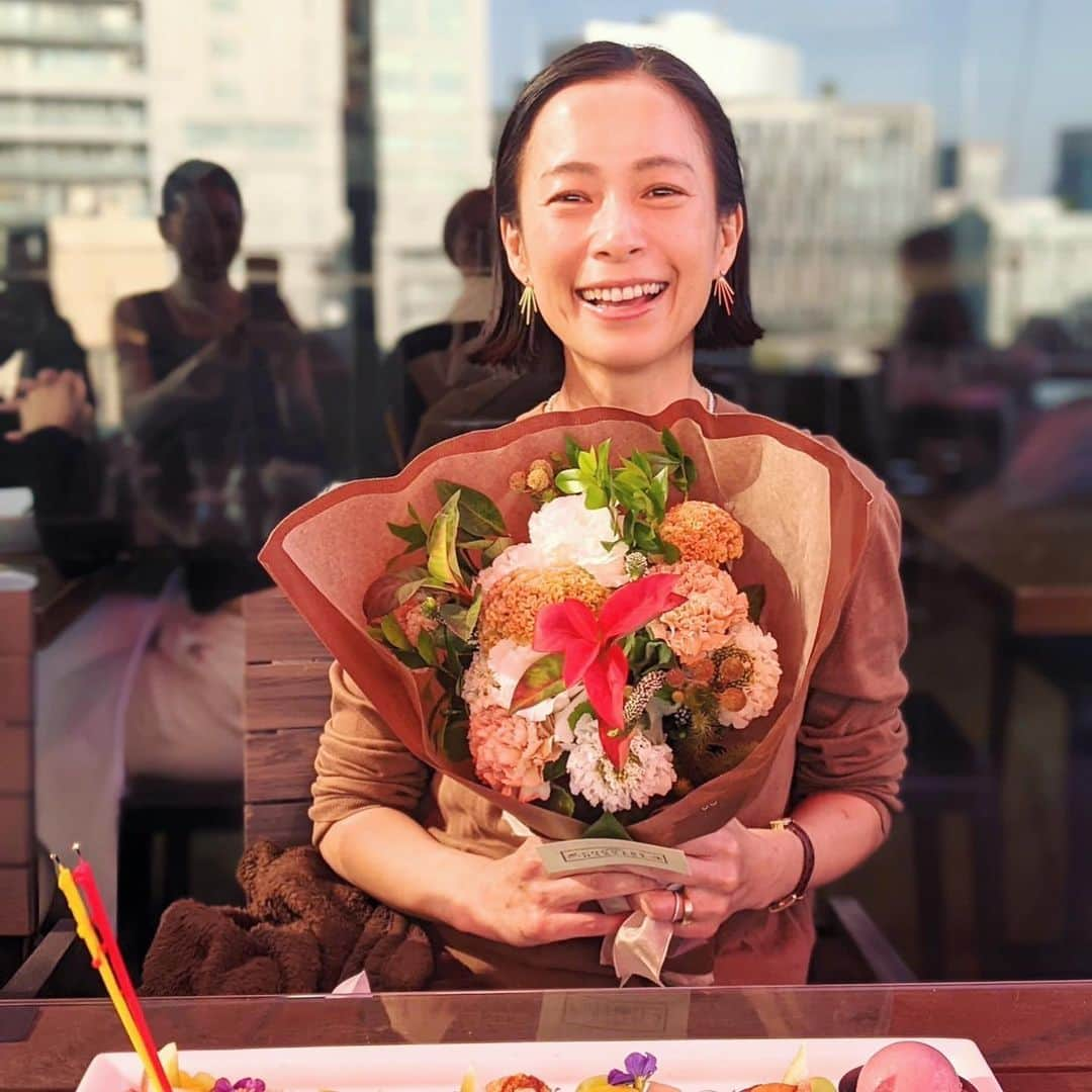 愛可さんのインスタグラム写真 - (愛可Instagram)「・ 恒例のメンバーで、あゆんこのお誕生日会でした🎂✨  いつも集まっているお店が臨時でお休みだったので、こうなったらめったに行かなそうな所にしよう！！という事で青山のTWO ROOMSへ。  いつも穏やかで、優しいあゆんこ。 昔から相談事なども自分の事のように親身になって話を聞いてくれて、今までどれだけ救われた事か。  と同時に、突然始まるスーパーナチュラル暴走モードには思いきり飛ばされるから、うかうかしてられない。 世に言う『天然』と言われる人で、この方を上回る方は20年以上の付き合いになりますが、未だに出会っていません。  全てひっくりめて最高に愛しい、 大好きなあゆんこ！お誕生日おめでとう🎉  @ayumiayunco  @nao_nao310  @komakixx  いつもの最高メンバーで。」11月11日 21時01分 - aikick