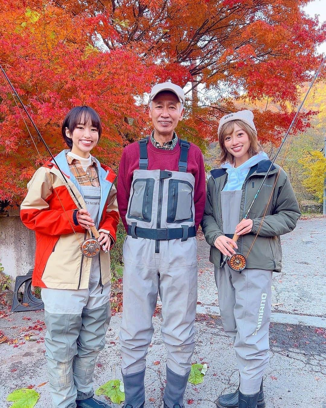 大貫彩香さんのインスタグラム写真 - (大貫彩香Instagram)「釣り😊🎣  人生初フライフィッシングに挑戦し、なんと銀色のハコスチを釣りあげました！🐟✨  この様子は私のYouTubeチャンネル、上野村漁協さんのsns、共演者のYouTuber渓流釣りのましゃさんのチャンネルに更新されますので是非お楽しみに😊✨  秋の紅葉彩る中で渓流釣り撮影をしてまいりました☺️💖  渓流釣りのレジェンド里見栄正さんに教えて頂きビギナーズラック💫 すごい引きとアドレナリンと緊張感でした！！ さとみん🥹！！(敬意を込めて)ありがとうございます！！  里見さんはSHIMANO インストラクターでフライフィッシングの第一人者。  嬉しさのあまりこんなテンションで釣りをしてたら、渓流釣りガールのましゃさんが私の隣で震えてました！笑  あー今回の上野村撮影も楽しかった☺️💖💖  群馬県上野村の豊かな自然に感謝！ ありがとうございました☺️✨🍁🐟  #シマノ、#ティムコ、#ハコスチ、#上野村グラム　#上野村　 @uenomuragyokyo」11月11日 21時05分 - sayaka_oonuki