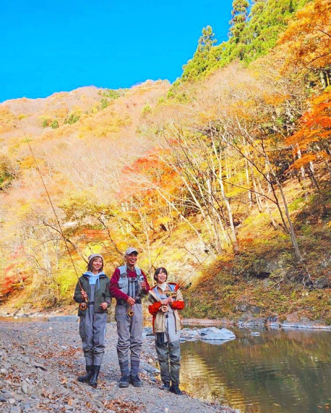 大貫彩香さんのインスタグラム写真 - (大貫彩香Instagram)「釣り😊🎣  人生初フライフィッシングに挑戦し、なんと銀色のハコスチを釣りあげました！🐟✨  この様子は私のYouTubeチャンネル、上野村漁協さんのsns、共演者のYouTuber渓流釣りのましゃさんのチャンネルに更新されますので是非お楽しみに😊✨  秋の紅葉彩る中で渓流釣り撮影をしてまいりました☺️💖  渓流釣りのレジェンド里見栄正さんに教えて頂きビギナーズラック💫 すごい引きとアドレナリンと緊張感でした！！ さとみん🥹！！(敬意を込めて)ありがとうございます！！  里見さんはSHIMANO インストラクターでフライフィッシングの第一人者。  嬉しさのあまりこんなテンションで釣りをしてたら、渓流釣りガールのましゃさんが私の隣で震えてました！笑  あー今回の上野村撮影も楽しかった☺️💖💖  群馬県上野村の豊かな自然に感謝！ ありがとうございました☺️✨🍁🐟  #シマノ、#ティムコ、#ハコスチ、#上野村グラム　#上野村　 @uenomuragyokyo」11月11日 21時05分 - sayaka_oonuki