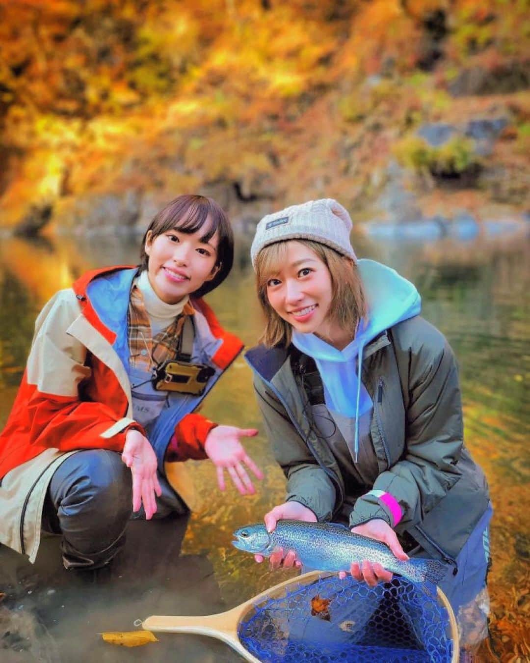 大貫彩香さんのインスタグラム写真 - (大貫彩香Instagram)「釣り😊🎣  人生初フライフィッシングに挑戦し、なんと銀色のハコスチを釣りあげました！🐟✨  この様子は私のYouTubeチャンネル、上野村漁協さんのsns、共演者のYouTuber渓流釣りのましゃさんのチャンネルに更新されますので是非お楽しみに😊✨  秋の紅葉彩る中で渓流釣り撮影をしてまいりました☺️💖  渓流釣りのレジェンド里見栄正さんに教えて頂きビギナーズラック💫 すごい引きとアドレナリンと緊張感でした！！ さとみん🥹！！(敬意を込めて)ありがとうございます！！  里見さんはSHIMANO インストラクターでフライフィッシングの第一人者。  嬉しさのあまりこんなテンションで釣りをしてたら、渓流釣りガールのましゃさんが私の隣で震えてました！笑  あー今回の上野村撮影も楽しかった☺️💖💖  群馬県上野村の豊かな自然に感謝！ ありがとうございました☺️✨🍁🐟  #シマノ、#ティムコ、#ハコスチ、#上野村グラム　#上野村　 @uenomuragyokyo」11月11日 21時05分 - sayaka_oonuki