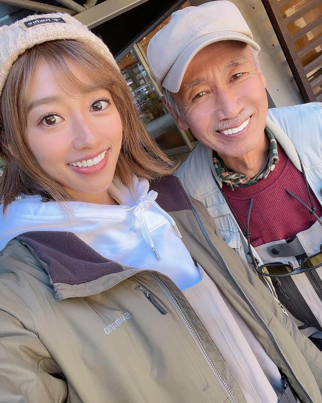 大貫彩香さんのインスタグラム写真 - (大貫彩香Instagram)「釣り😊🎣  人生初フライフィッシングに挑戦し、なんと銀色のハコスチを釣りあげました！🐟✨  この様子は私のYouTubeチャンネル、上野村漁協さんのsns、共演者のYouTuber渓流釣りのましゃさんのチャンネルに更新されますので是非お楽しみに😊✨  秋の紅葉彩る中で渓流釣り撮影をしてまいりました☺️💖  渓流釣りのレジェンド里見栄正さんに教えて頂きビギナーズラック💫 すごい引きとアドレナリンと緊張感でした！！ さとみん🥹！！(敬意を込めて)ありがとうございます！！  里見さんはSHIMANO インストラクターでフライフィッシングの第一人者。  嬉しさのあまりこんなテンションで釣りをしてたら、渓流釣りガールのましゃさんが私の隣で震えてました！笑  あー今回の上野村撮影も楽しかった☺️💖💖  群馬県上野村の豊かな自然に感謝！ ありがとうございました☺️✨🍁🐟  #シマノ、#ティムコ、#ハコスチ、#上野村グラム　#上野村　 @uenomuragyokyo」11月11日 21時05分 - sayaka_oonuki