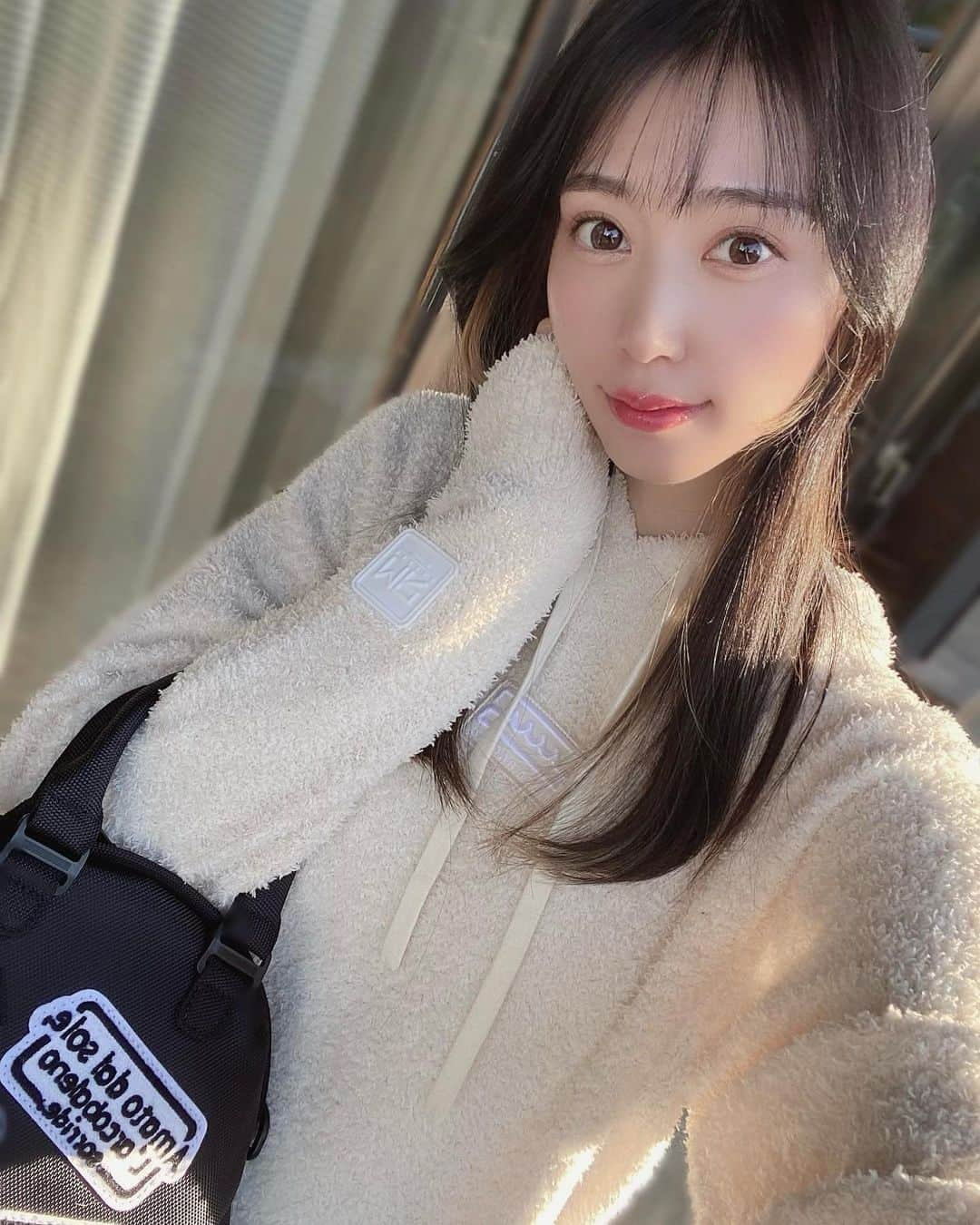 加藤遥香のインスタグラム：「. mutaのモールニットのセットアップ、 可愛いし着心地も最高🧸🤍 軽いのにとっても暖かいの🥰 バックもワッペン沢山付いてて可愛いでしょ🫶🏻 4枚目は日差し強くてえらい顔してた🥸笑笑 . #muta#mutamarine#mutaracing」