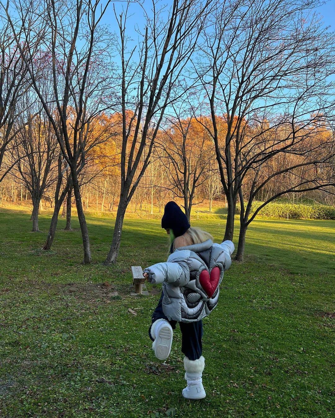 MaryanaRoのインスタグラム：「Cold season is my favorite because of @khrisjoy_official puff ❤️🌲」