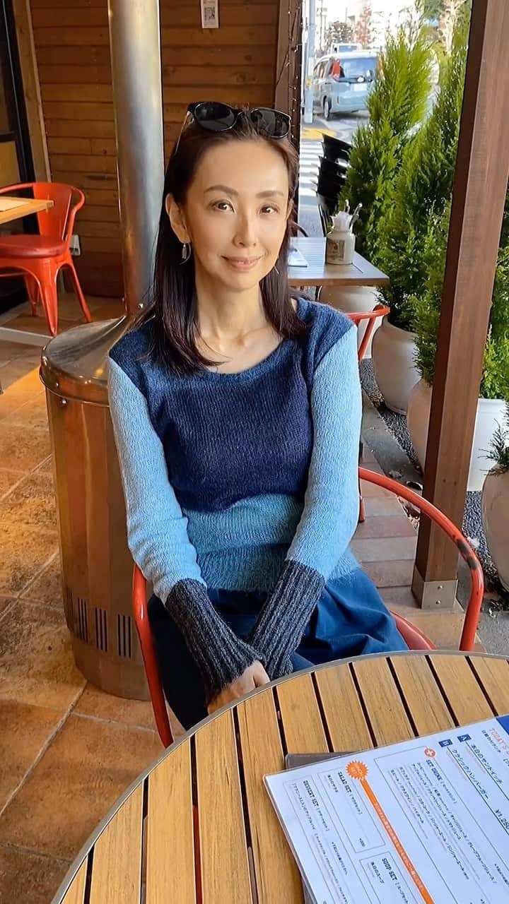 田村翔子のインスタグラム：「暖かいので、今日のランチはテラス席のあるお店で😊  #ライフスタイル#ランチ#田村翔子#テラス席 #秋コーデ#大人カジュアル#lifestyle#autumnoutfit #autumnfashion #terrace」