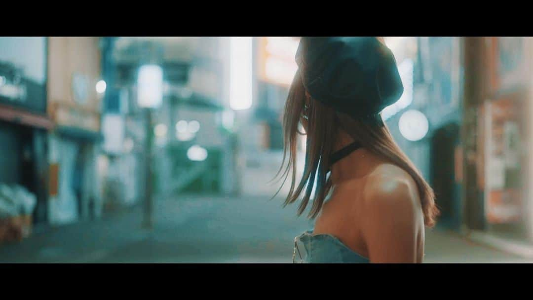 NAUGHTY BO-Zさんのインスタグラム写真 - (NAUGHTY BO-ZInstagram)「MAY'Sの新曲「One More Dance」のMVが公開になったよ。  前の投稿でも書いたけど、色々な想いを詰め込みすぎて、過去イチ説明が難しい楽曲。でも映像と共に観てもらえると世界観や空気感もより伝わる気がする。  字幕をONにすると歌詞が表示されるようにしたよ。  撮影ロケ地は全編渋谷で、世界観にちなんで思い出の地を巡ったりして。  20周年ソングにふさわしい一曲になったと思います。  たくさん観て聴いてね。  @mays_maiko @mays_nbz  Special Thanks: @forwan_akira   #MAYS #OneMoreDance #90sRnB #MV #MusicVideo #渋谷 #自ら撮って編集するトラックメイカー」11月11日 21時44分 - mays_nbz