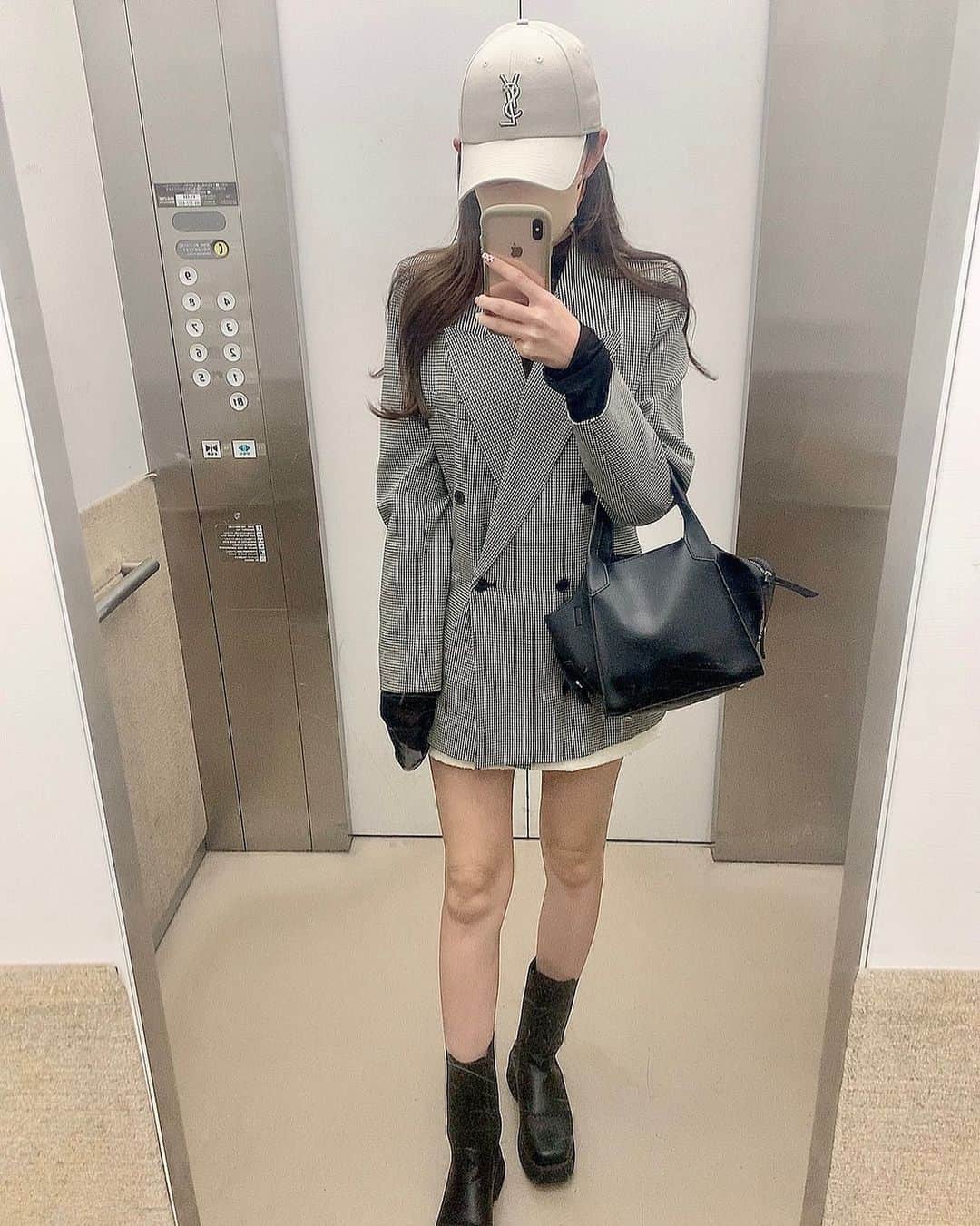 Yuria_Kawashimaのインスタグラム：「. . . マツエクつけてもらってる間寒すぎて 凍えながら撮ったよ🥶💙笑  夏が1番好きだったけど 11月が1番好きかも(気候が)🙋🏻‍♀️💙💦笑  コーデはタグ付け見てね🏷  #ZARA#ザラ#SHEIN#シーイン#GRL#グレイル#saintlaurent#イブサンローラン#サンローラン#newera#ニューエラ#ニューエラキャップ#sheinforall」