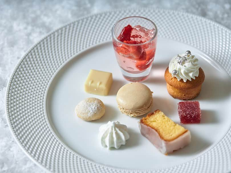 Table 9 TOKYO さんのインスタグラム写真 - (Table 9 TOKYO Instagram)「12月1日(木)より❄️ 【Pure White Sweets Fromage】  きらめく雪をイメージし、濃厚なチーズなどを使用したアフタヌーンティースイーツコース。  冬にぴったりな濃厚な味わいのスイーツを東京の景色を一望できる、ホテル最上階のラウンジでお楽しみください。  #東京アフタヌーンティー　#アフタヌーンティー　#アフタヌーンティー巡り　#アフタヌーン好き　#アフタヌーン部　#ご褒美スイーツ　#モンブラン好き　#パフェ活　#パフェスタグラム　#品川プリンスホテル　#品川　#東京スイーツ　#品川スイーツ　#東京スイーツ巡り　#ホテルスイーツ　#スイーツコース　#ヌン活　#東京デート　#品川デート　#東京観光」11月11日 21時57分 - table9tokyo