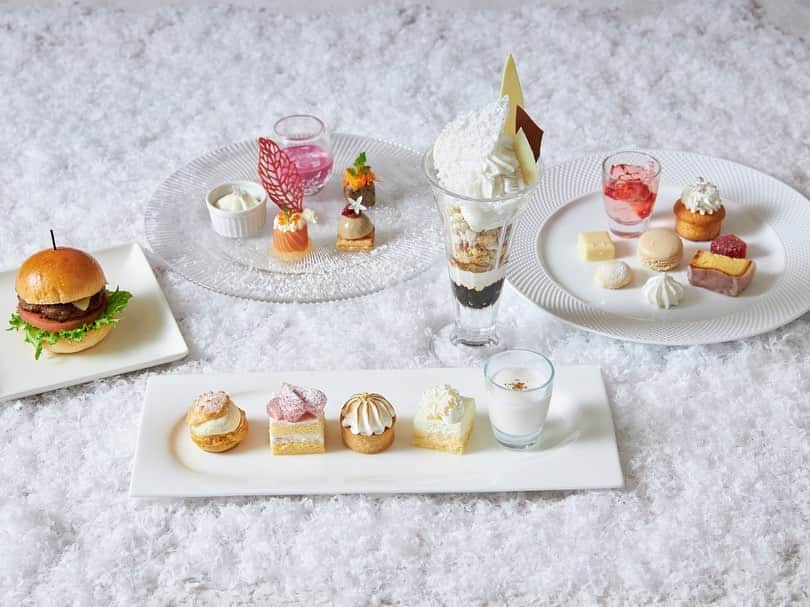 Table 9 TOKYO のインスタグラム：「12月1日(木)より❄️ 【Pure White Sweets Fromage】  きらめく雪をイメージし、濃厚なチーズなどを使用したアフタヌーンティースイーツコース。  冬にぴったりな濃厚な味わいのスイーツを東京の景色を一望できる、ホテル最上階のラウンジでお楽しみください。  #東京アフタヌーンティー　#アフタヌーンティー　#アフタヌーンティー巡り　#アフタヌーン好き　#アフタヌーン部　#ご褒美スイーツ　#モンブラン好き　#パフェ活　#パフェスタグラム　#品川プリンスホテル　#品川　#東京スイーツ　#品川スイーツ　#東京スイーツ巡り　#ホテルスイーツ　#スイーツコース　#ヌン活　#東京デート　#品川デート　#東京観光」
