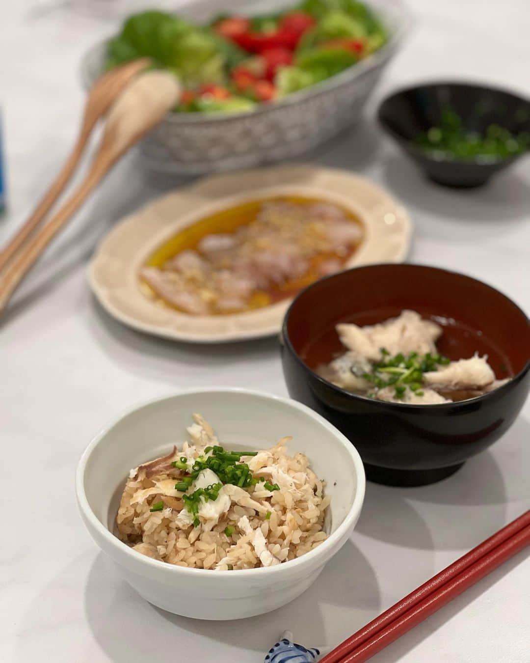 のインスタグラム：「ある日の旦那さん作。 美味しゅうございましたー🙇‍♀️‼️ ・ ・ ・ #有難うございました  #鯛飯 #鯛のあら汁 #鯛のカルパッチョ  #帰ってきてご飯がある幸せ  #夜ご飯  #おうちご飯」